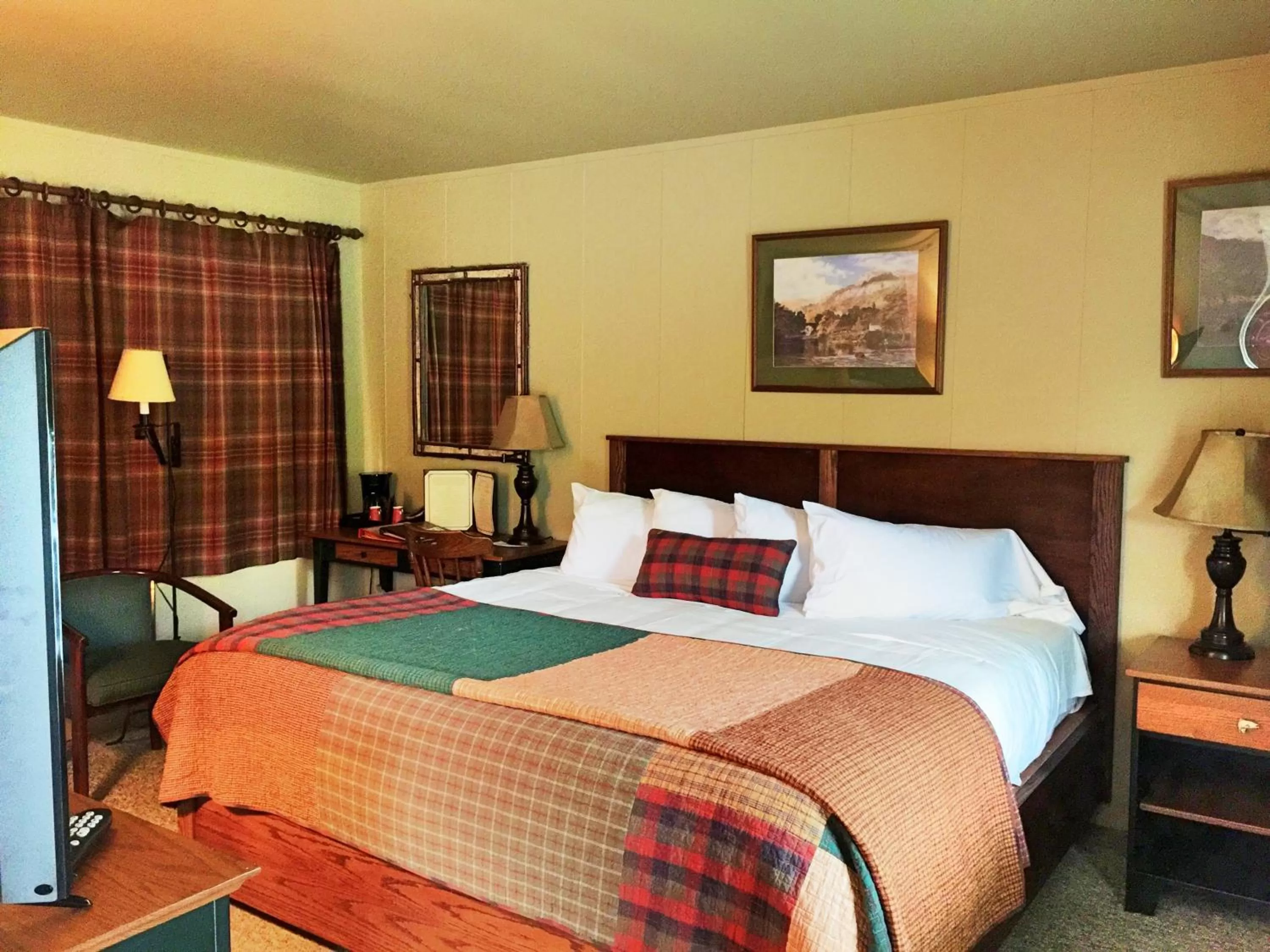 Photo of the whole room, Bed in Hungry Trout Resort