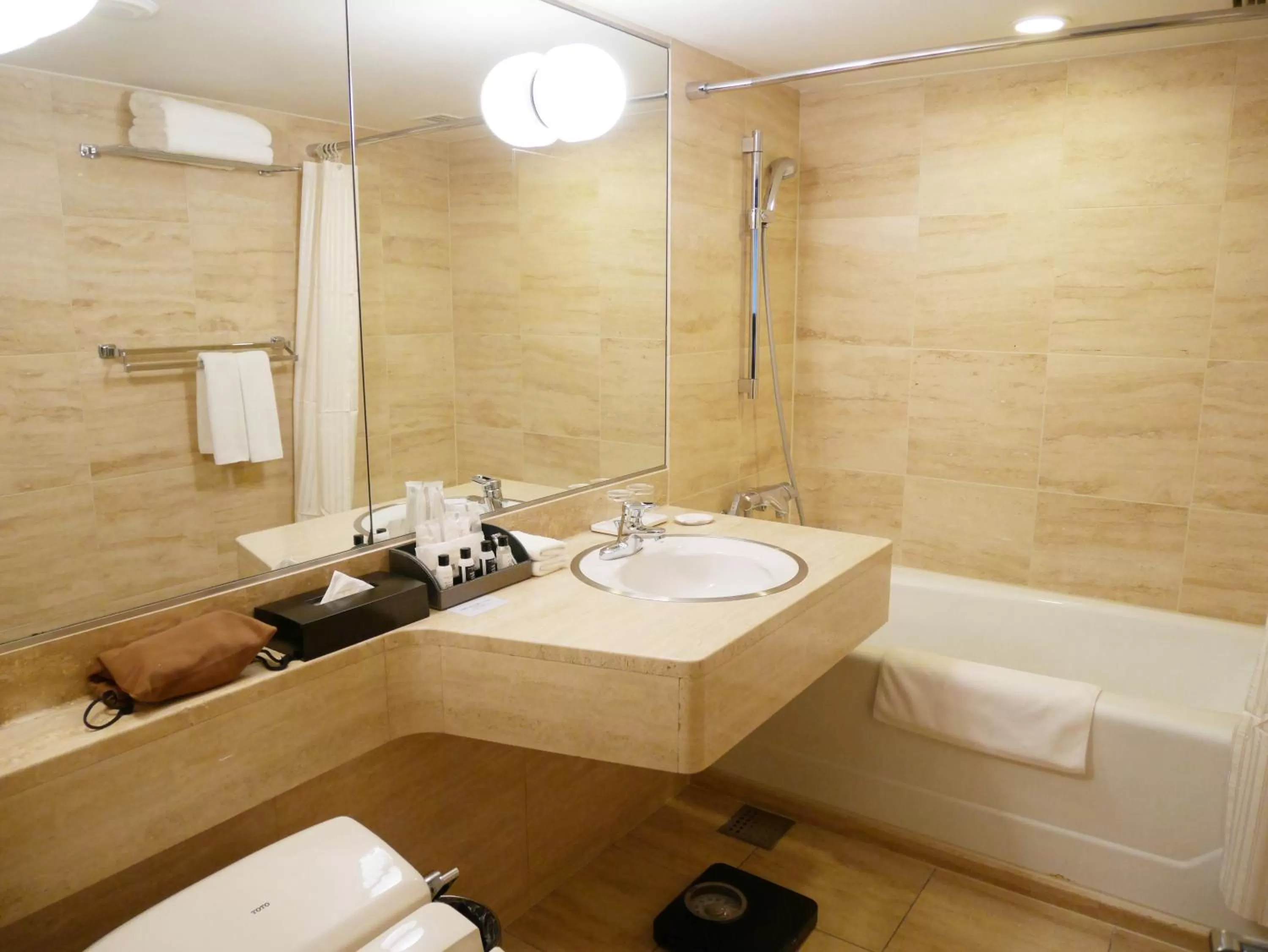 Premium Twin Room with Lounge Access - Smoking in ANA Crowne Plaza Fukuoka by IHG