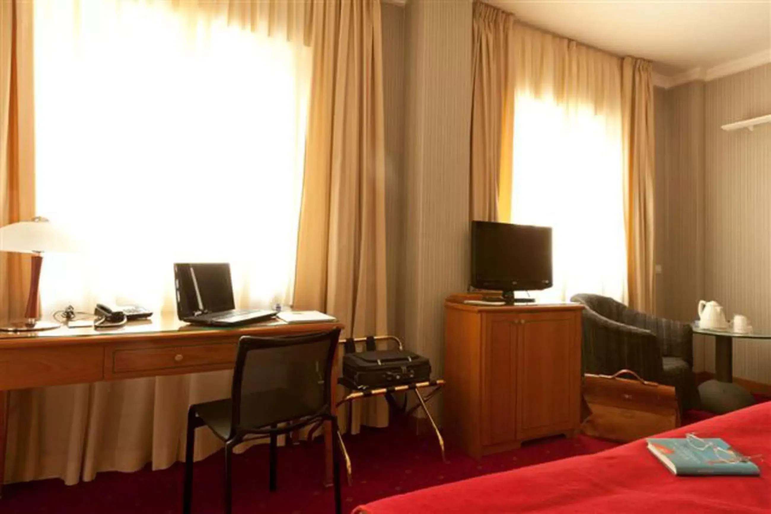 Photo of the whole room, TV/Entertainment Center in Best Western Hotel Major