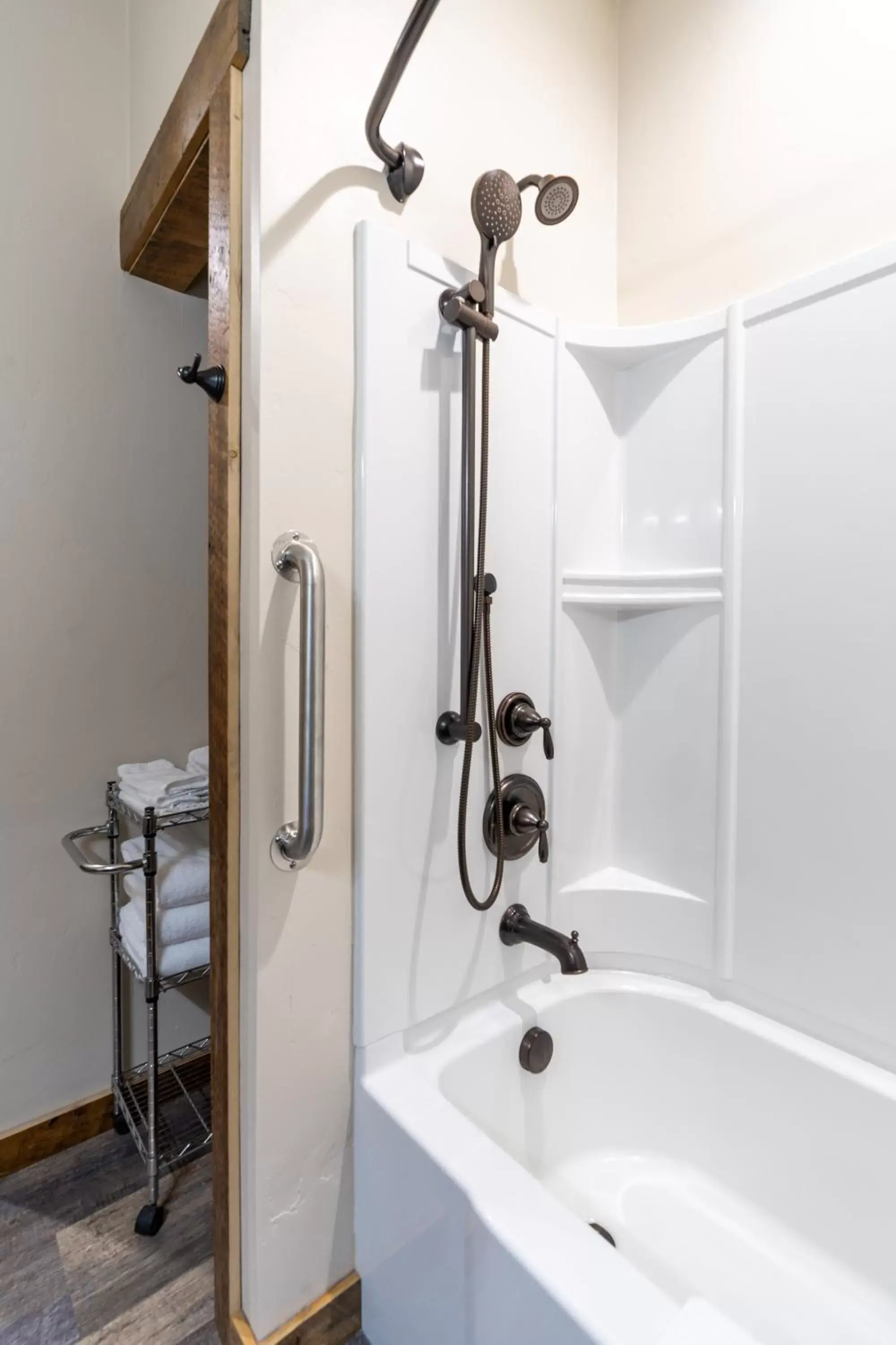 Shower, Bathroom in The Adventure Inn Yellowstone
