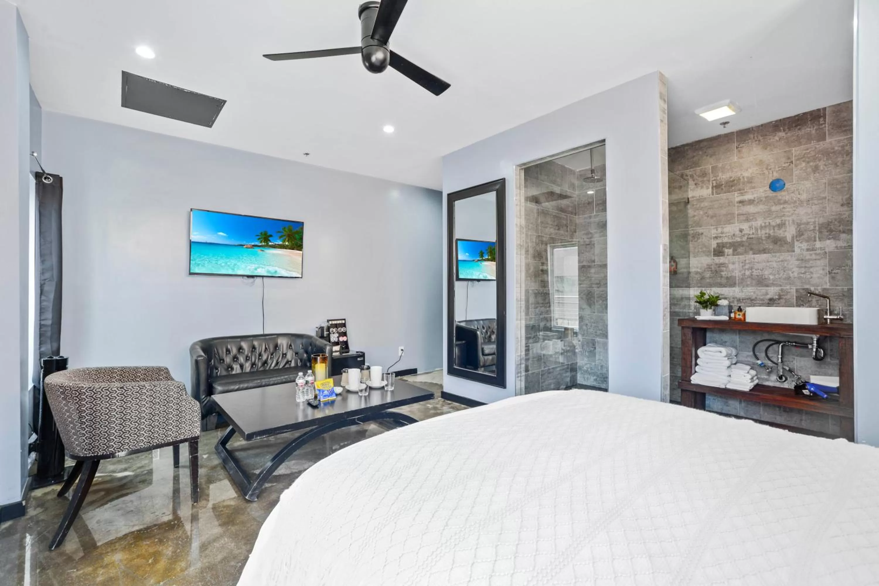 Photo of the whole room, Bed in Good Hotels Downtown Denver