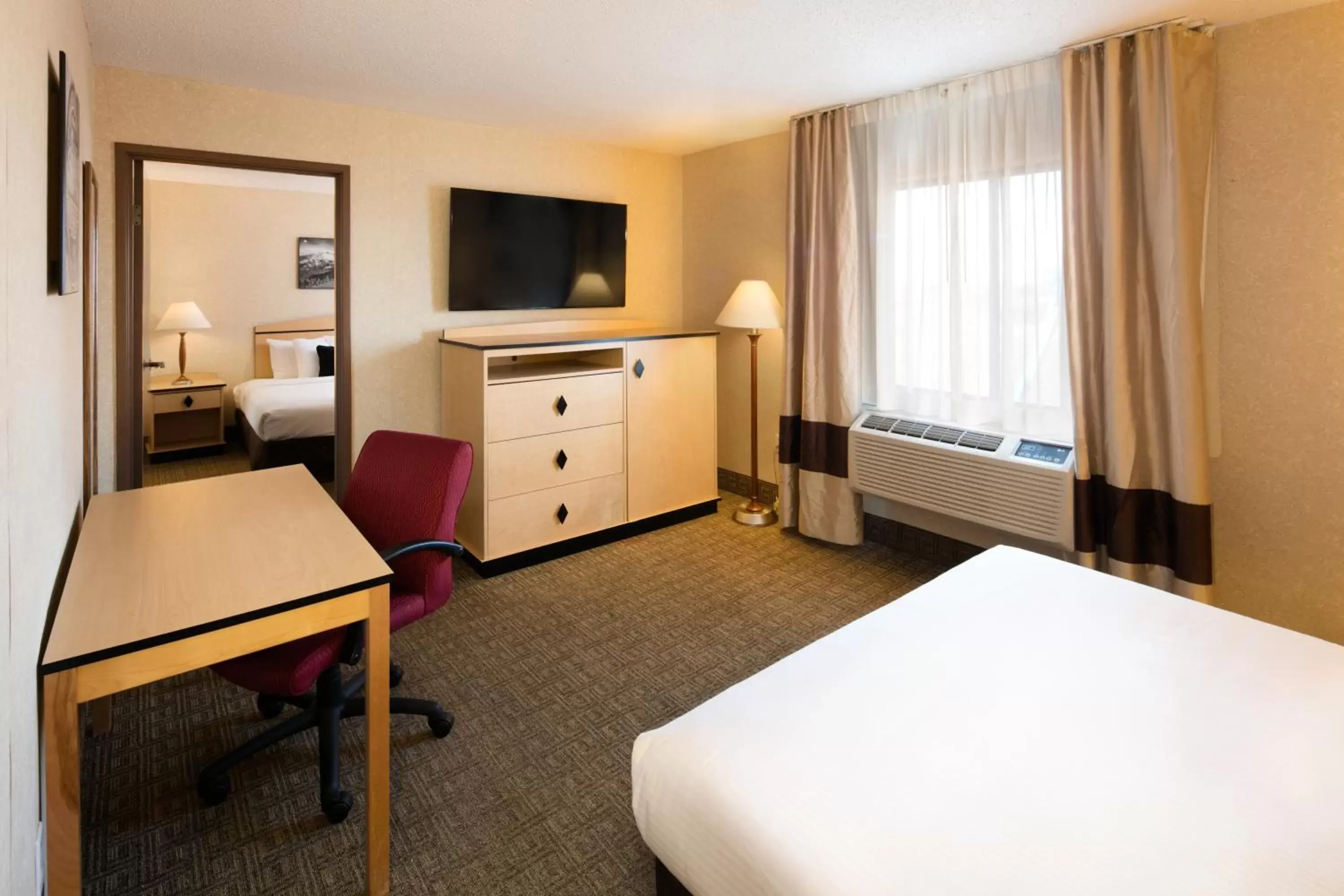 Bed, TV/Entertainment Center in SYLO Hotel Denver Airport, a Ramada by Wyndham