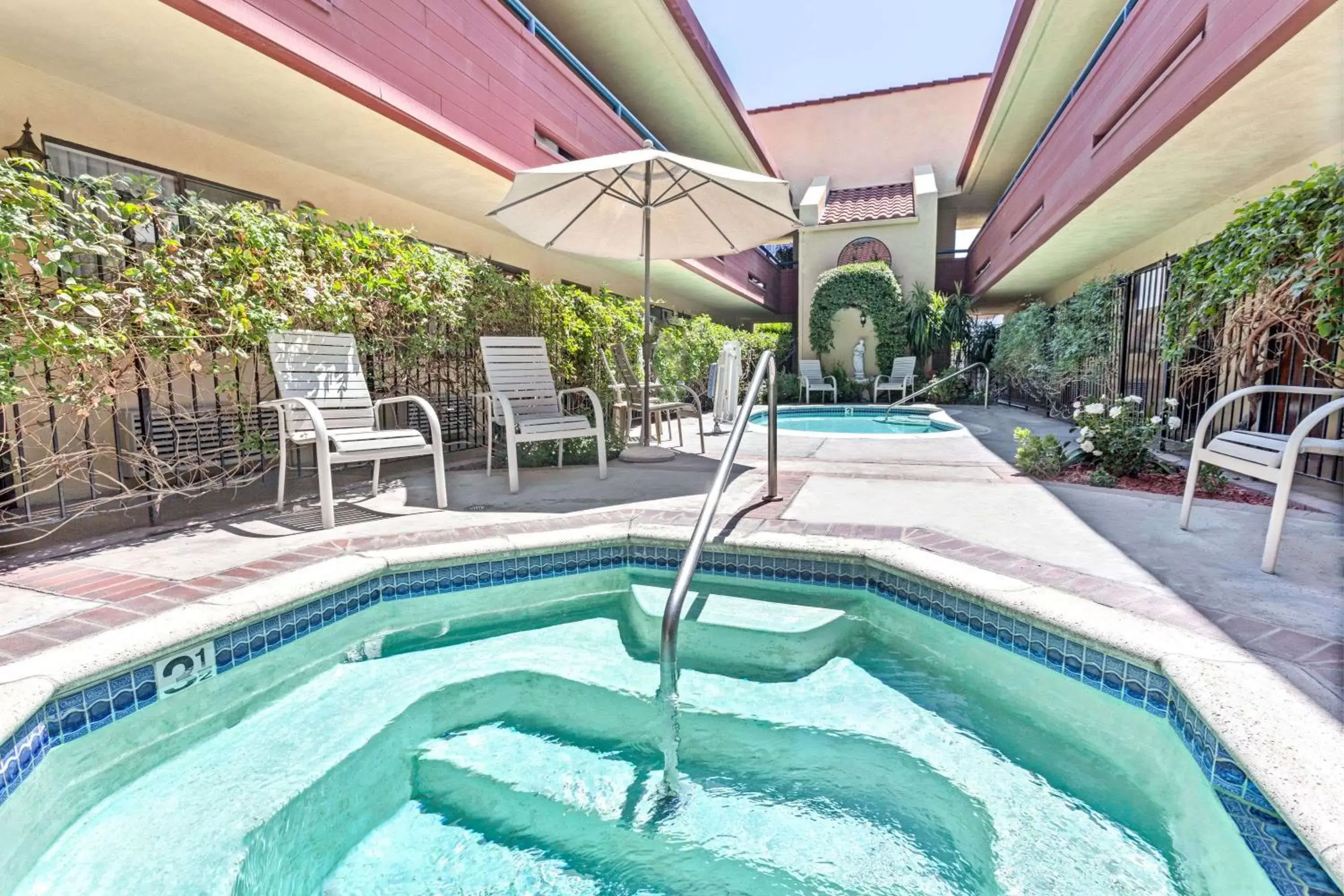 Property building, Swimming Pool in Vantage Point Inn - Woodland Hills