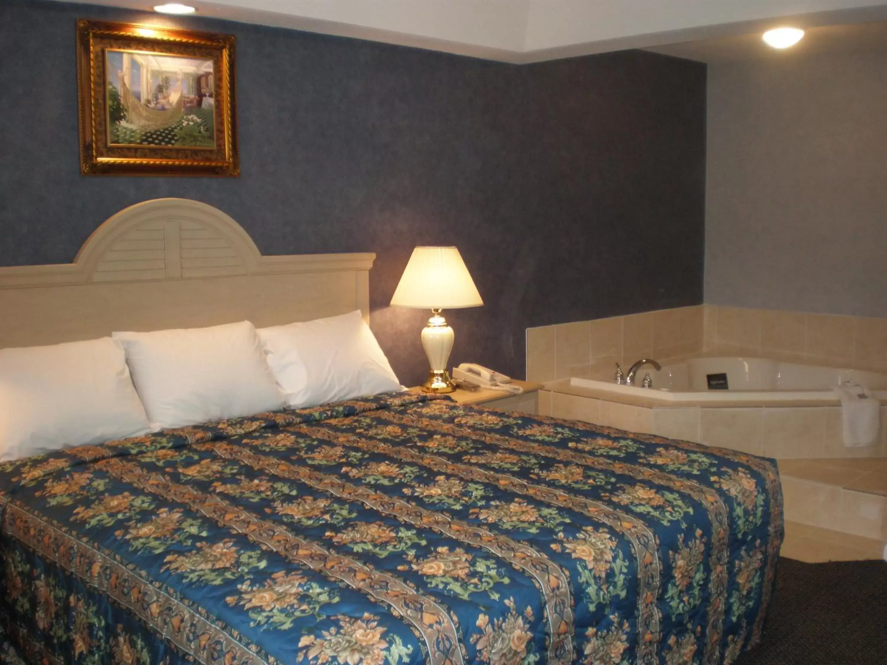 Bed in Village Inn & Suites - Smithville