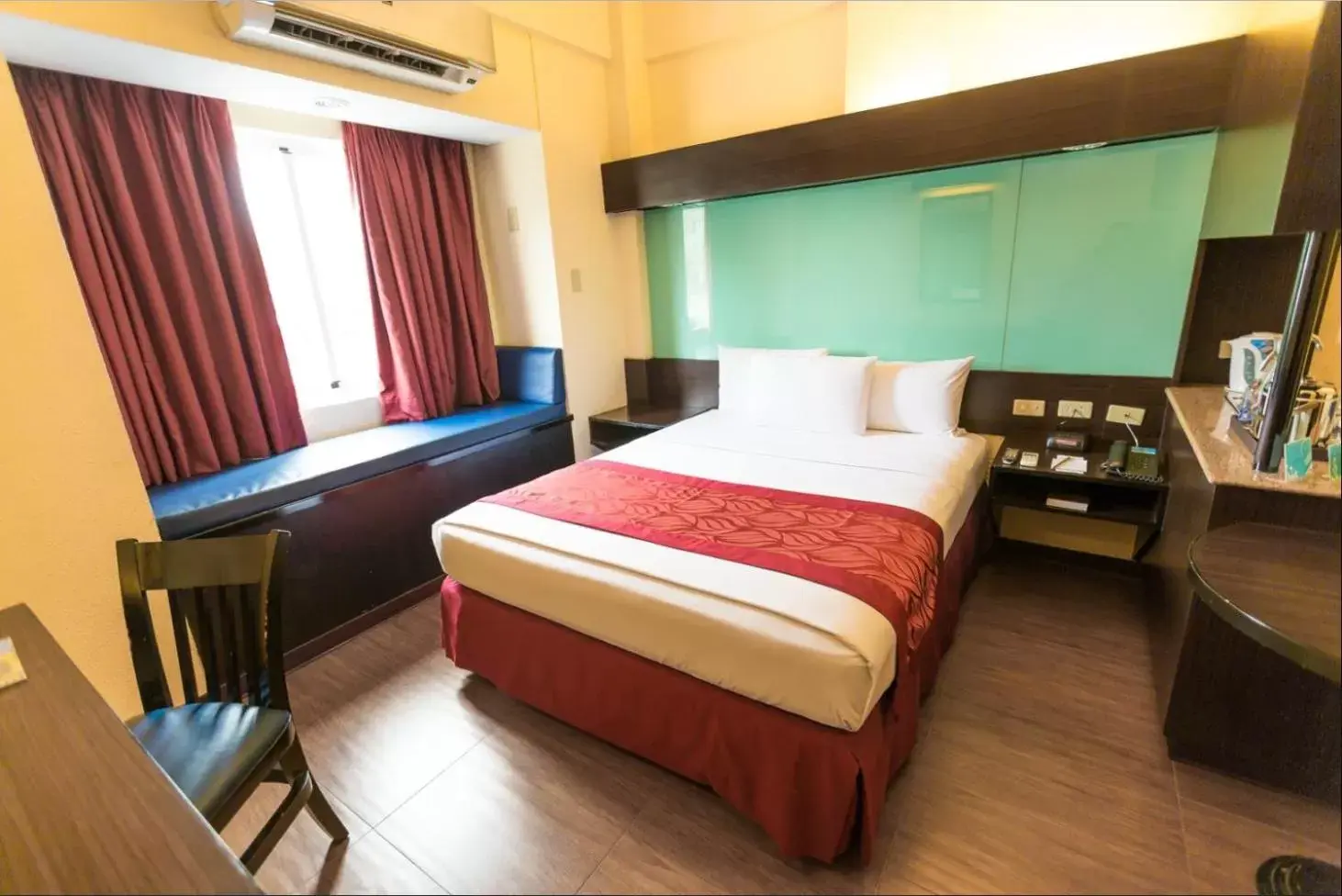 Bed in Microtel by Wyndham Batangas