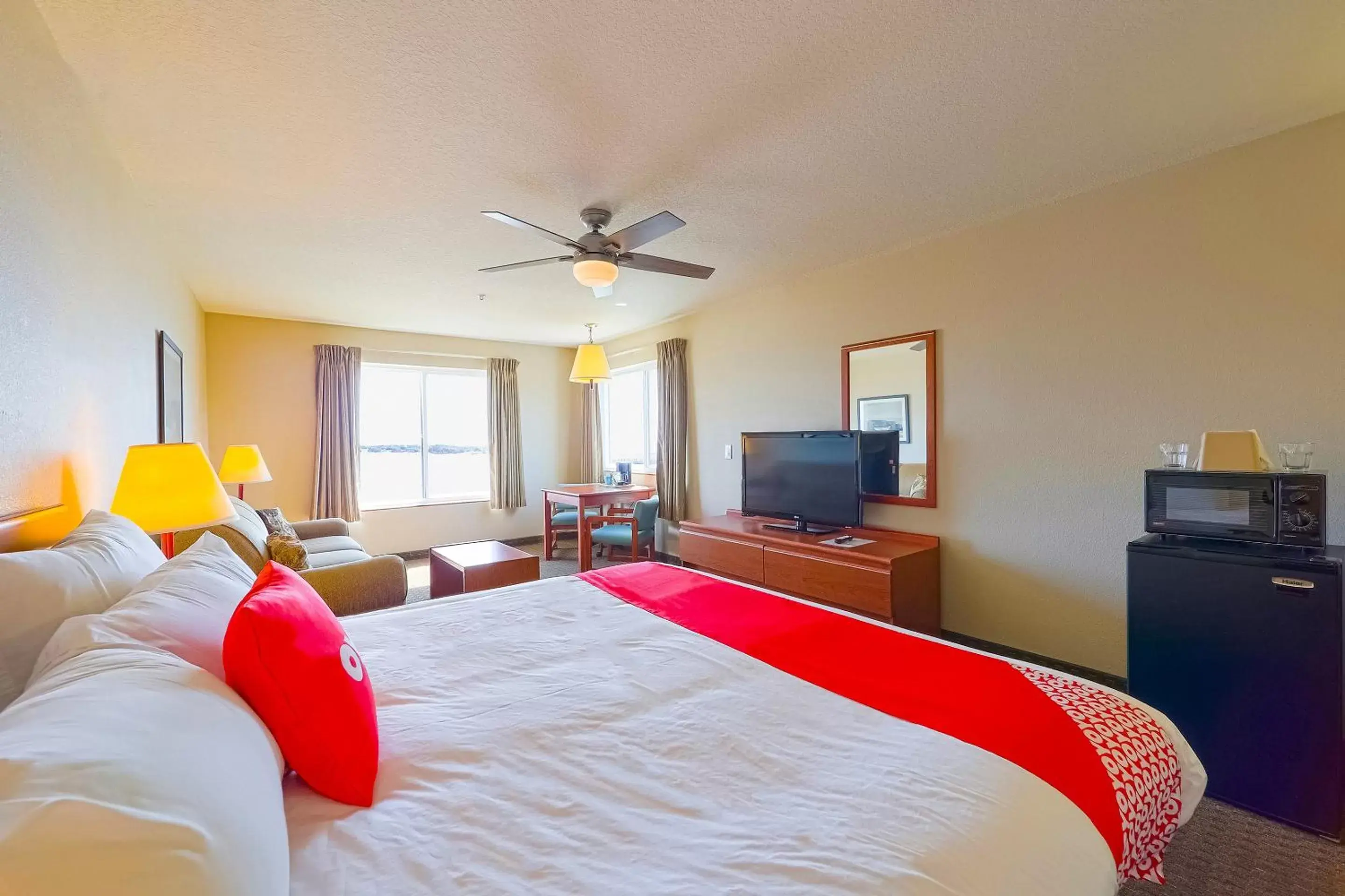 Bedroom, Bed in Siletz Bay Beachfront Hotel by OYO Lincoln City