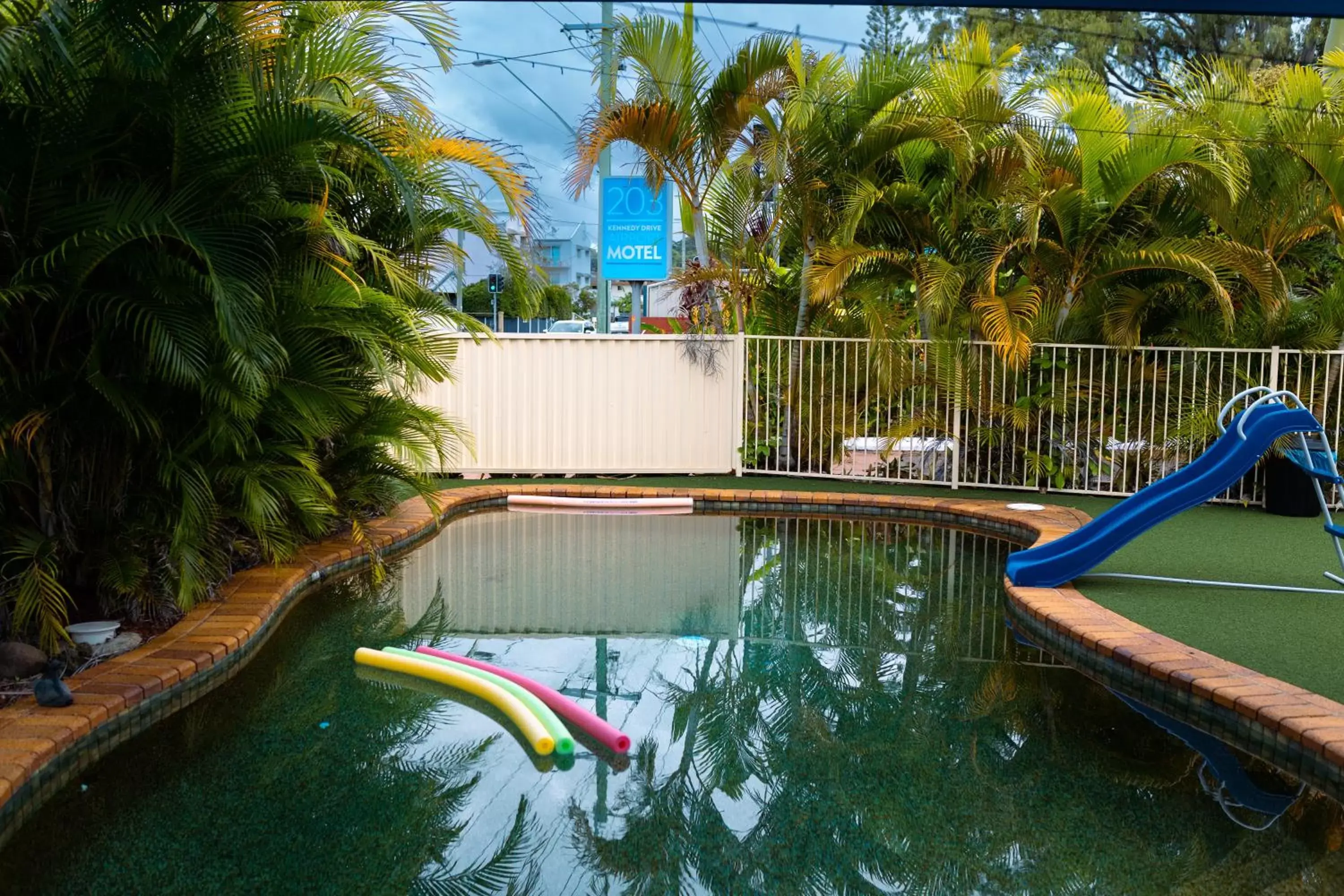Swimming Pool in Kennedy Drive Airport Motel