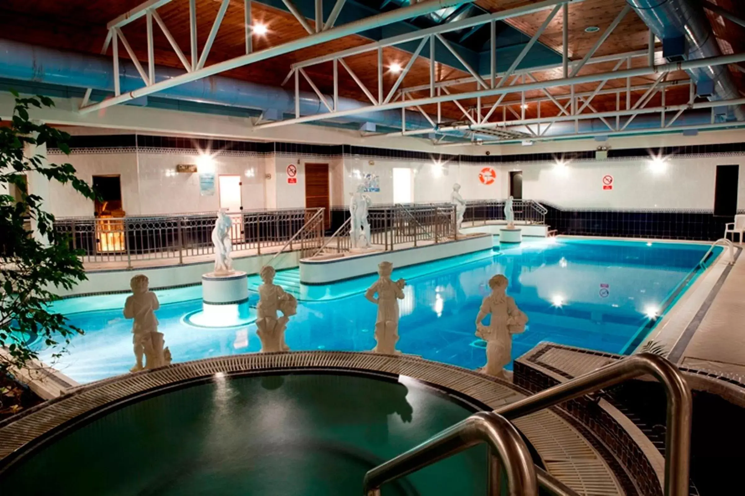 Hot Tub, Swimming Pool in Gold Coast Resort Dungarvan