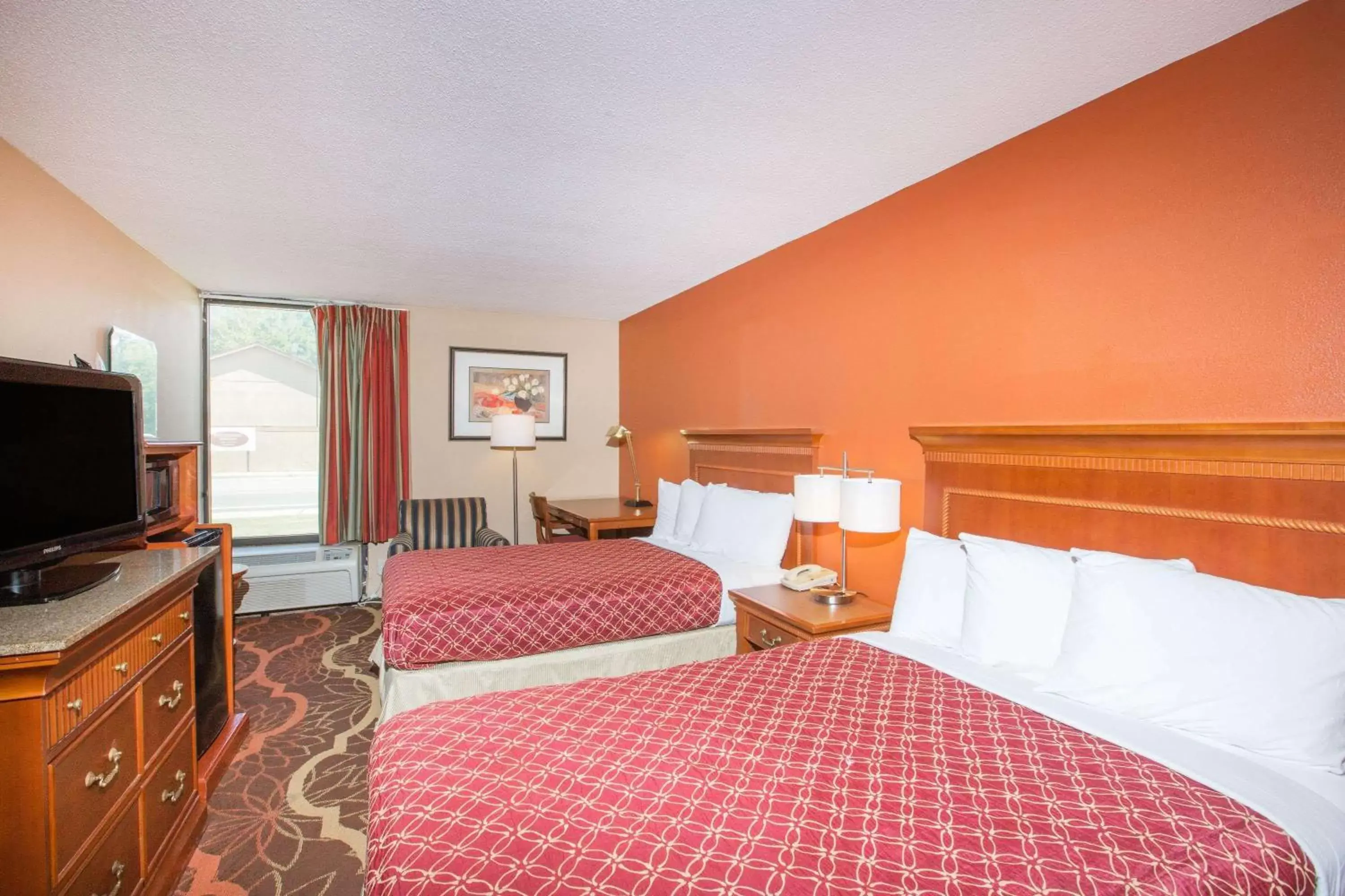 Photo of the whole room, Bed in Super 8 by Wyndham Myrtle Beach/Market Common Area