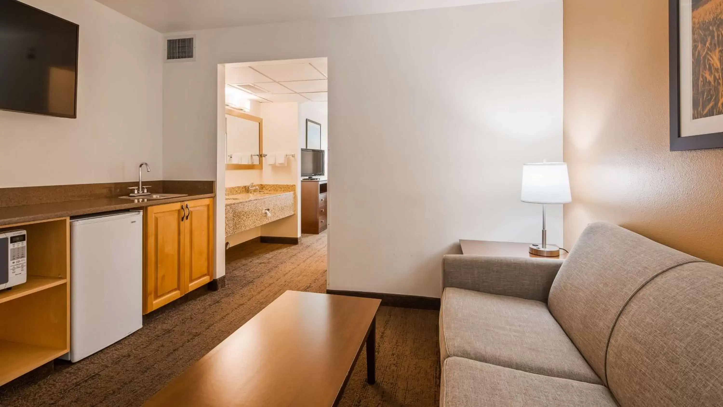 Photo of the whole room, Kitchen/Kitchenette in Best Western Yellowstone Crossing