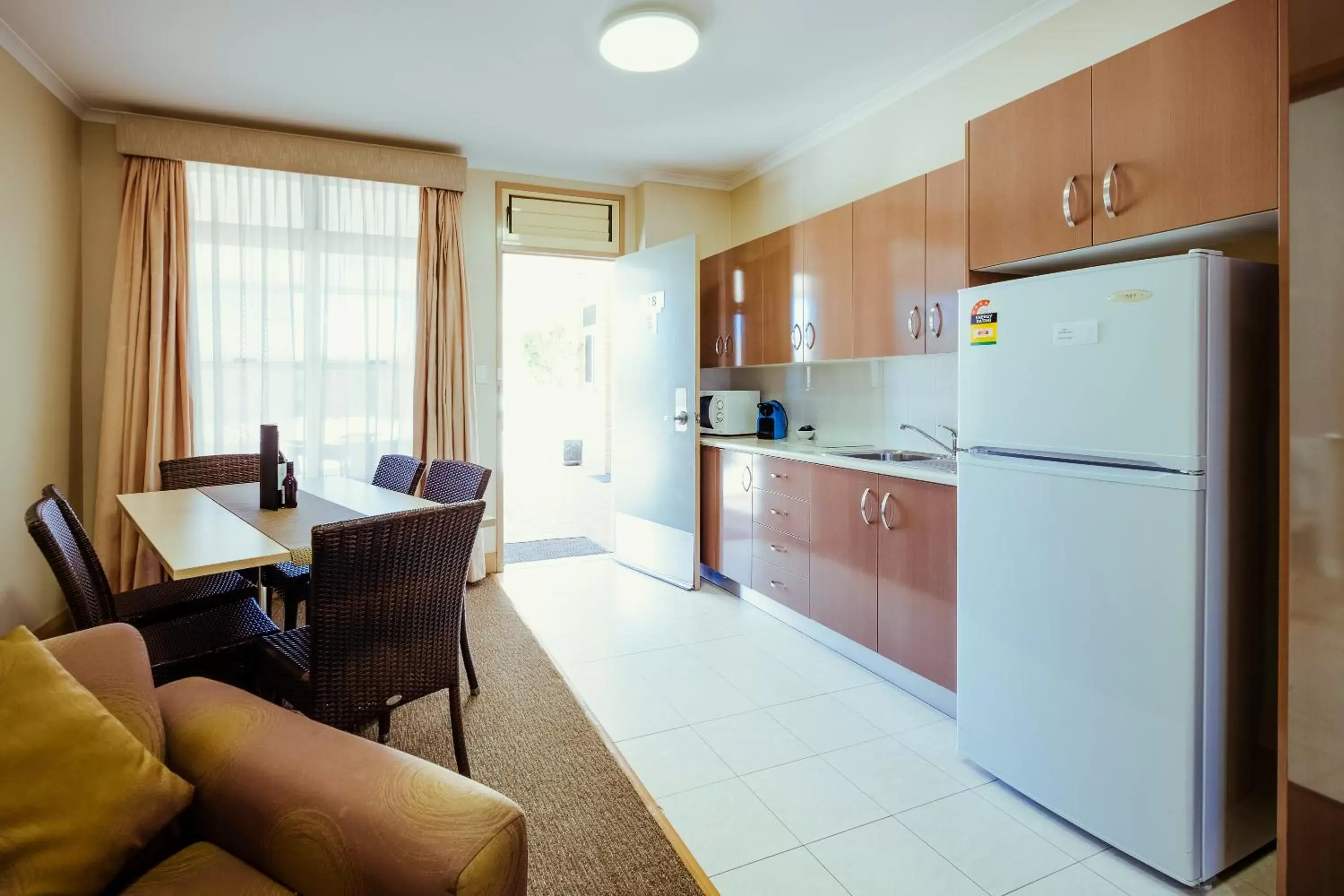 Kitchen or kitchenette, Kitchen/Kitchenette in Club Motor Inn