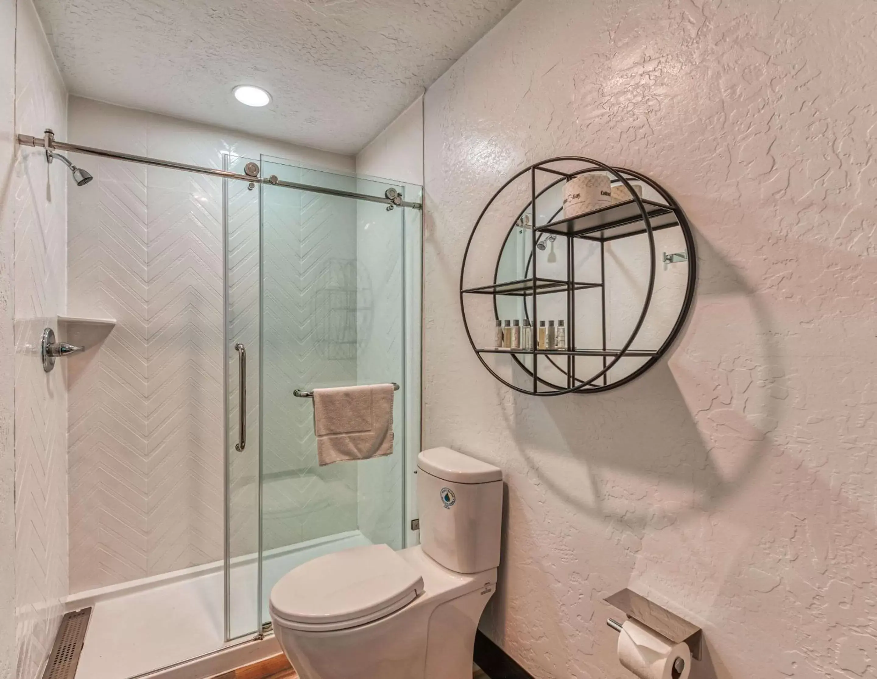 Bathroom in Casa Via Mar Inn, Ascend Hotel Collection