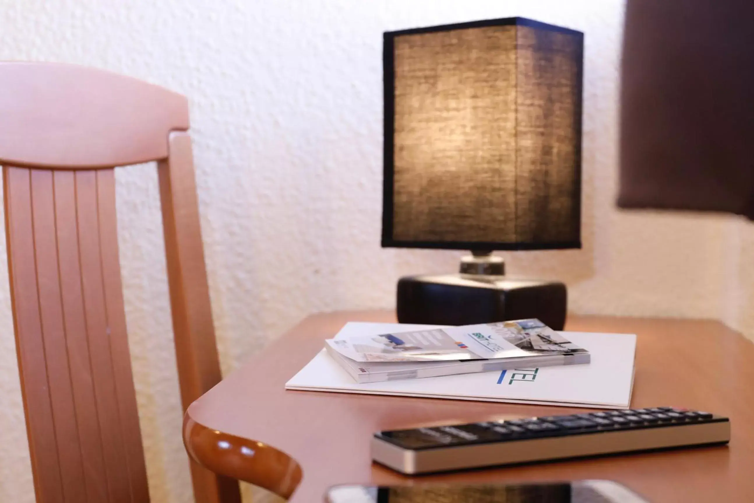 Bedroom, TV/Entertainment Center in Brit Hotel Chambery