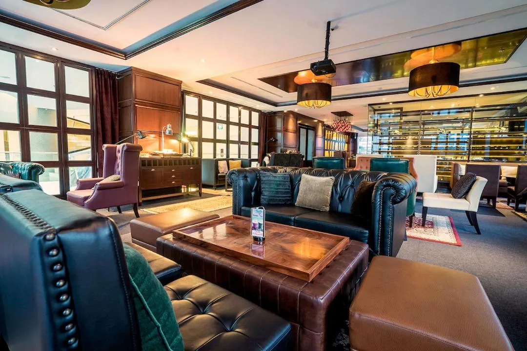 Restaurant/places to eat in JS Luwansa Hotel & Convention Center