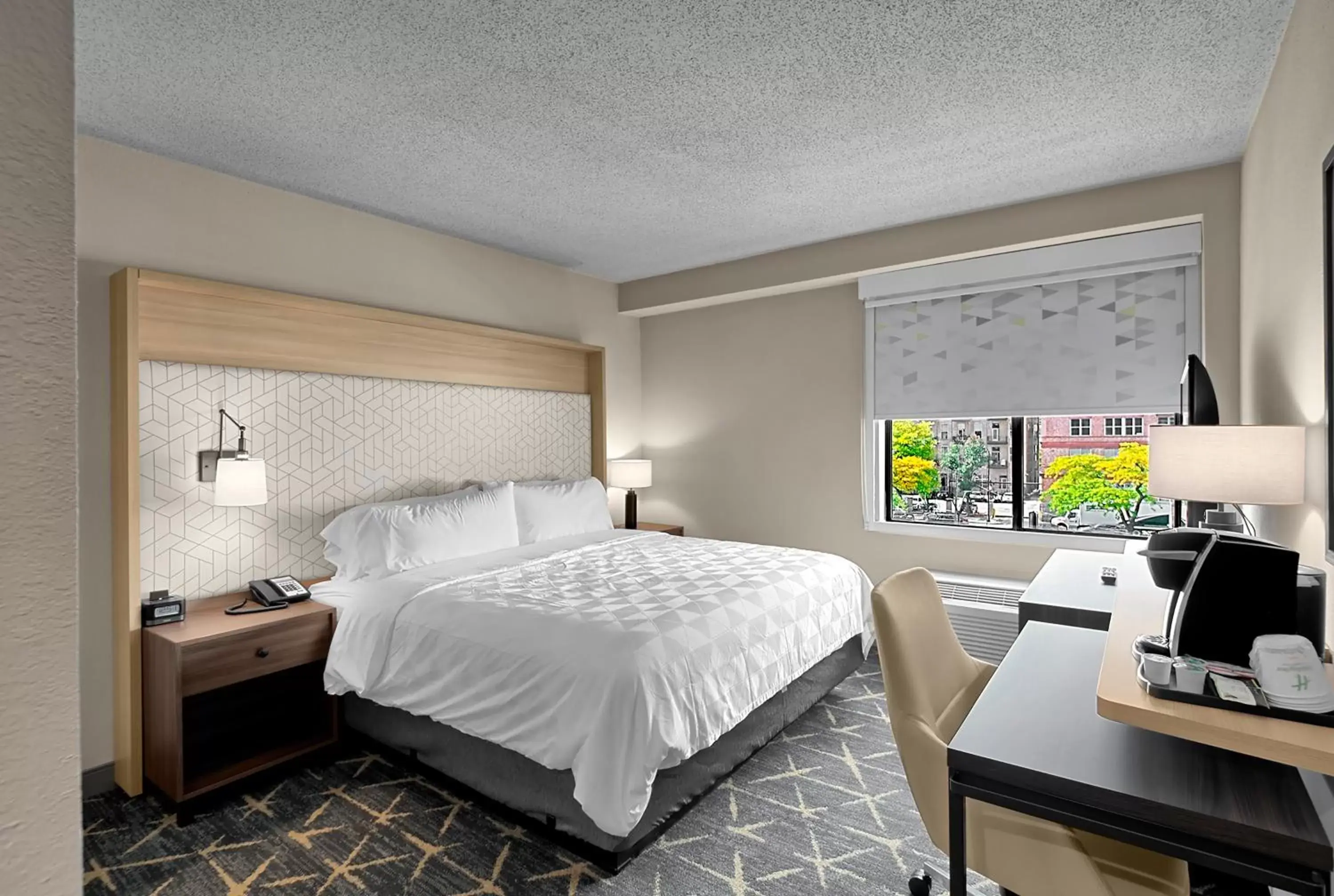 Photo of the whole room, Bed in Holiday Inn Hotel & Suites Chicago - Downtown, an IHG Hotel