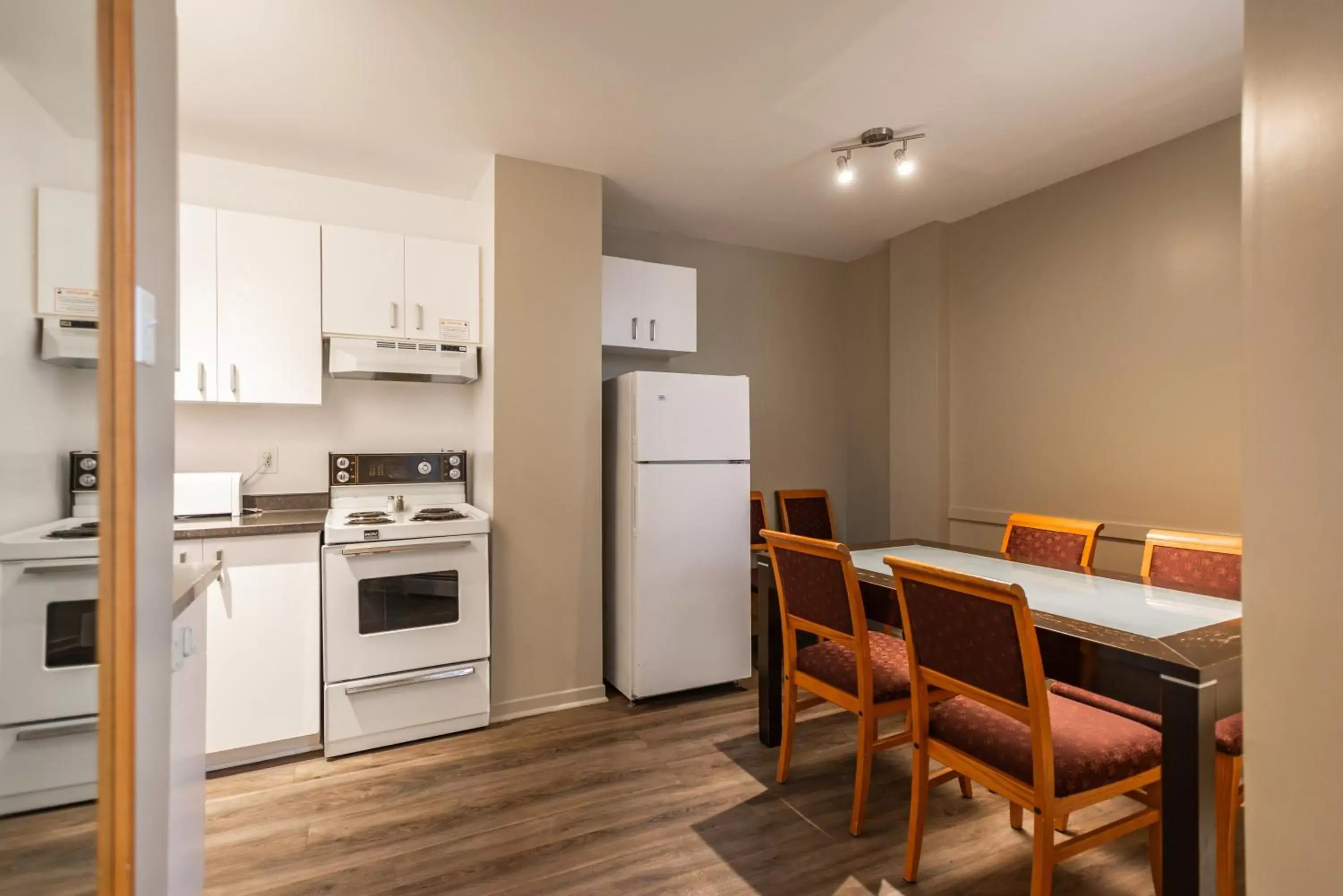 Kitchen or kitchenette, Kitchen/Kitchenette in Hotel le Roberval