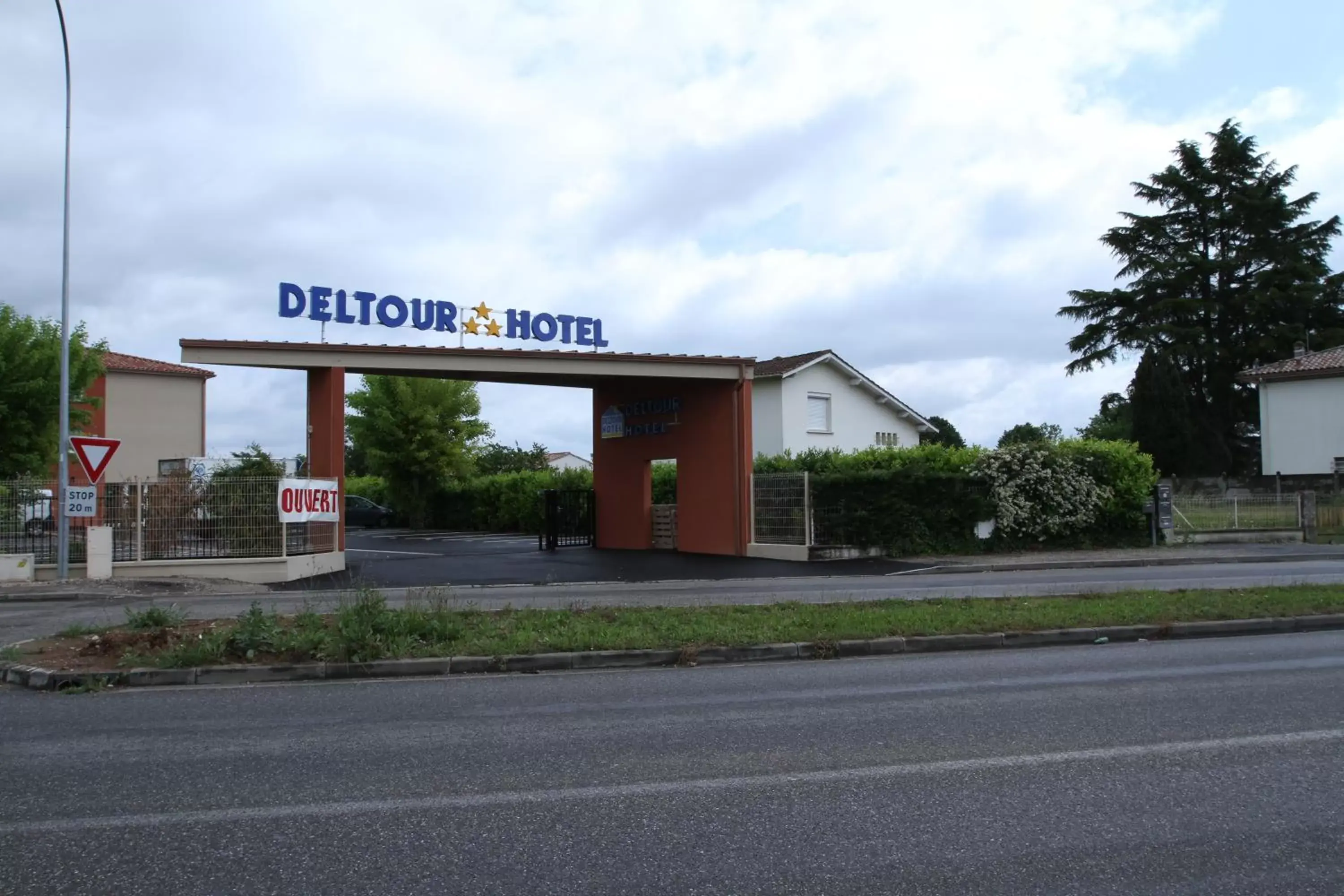 Facade/entrance, Property Building in Brit Hotel Confort Villeneuve Sur Lot