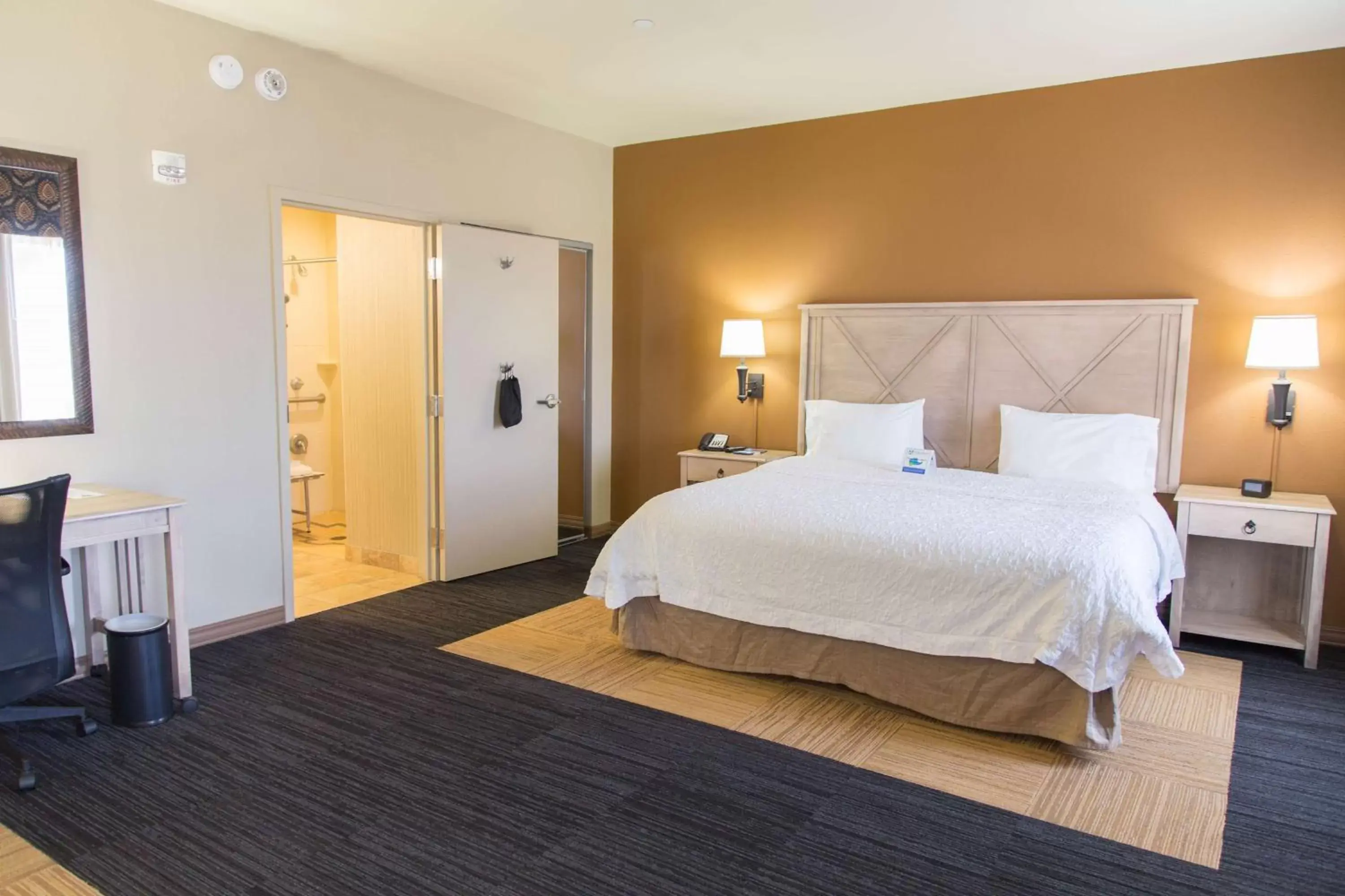 Bedroom, Bed in Hampton Inn & Suites Dodge City