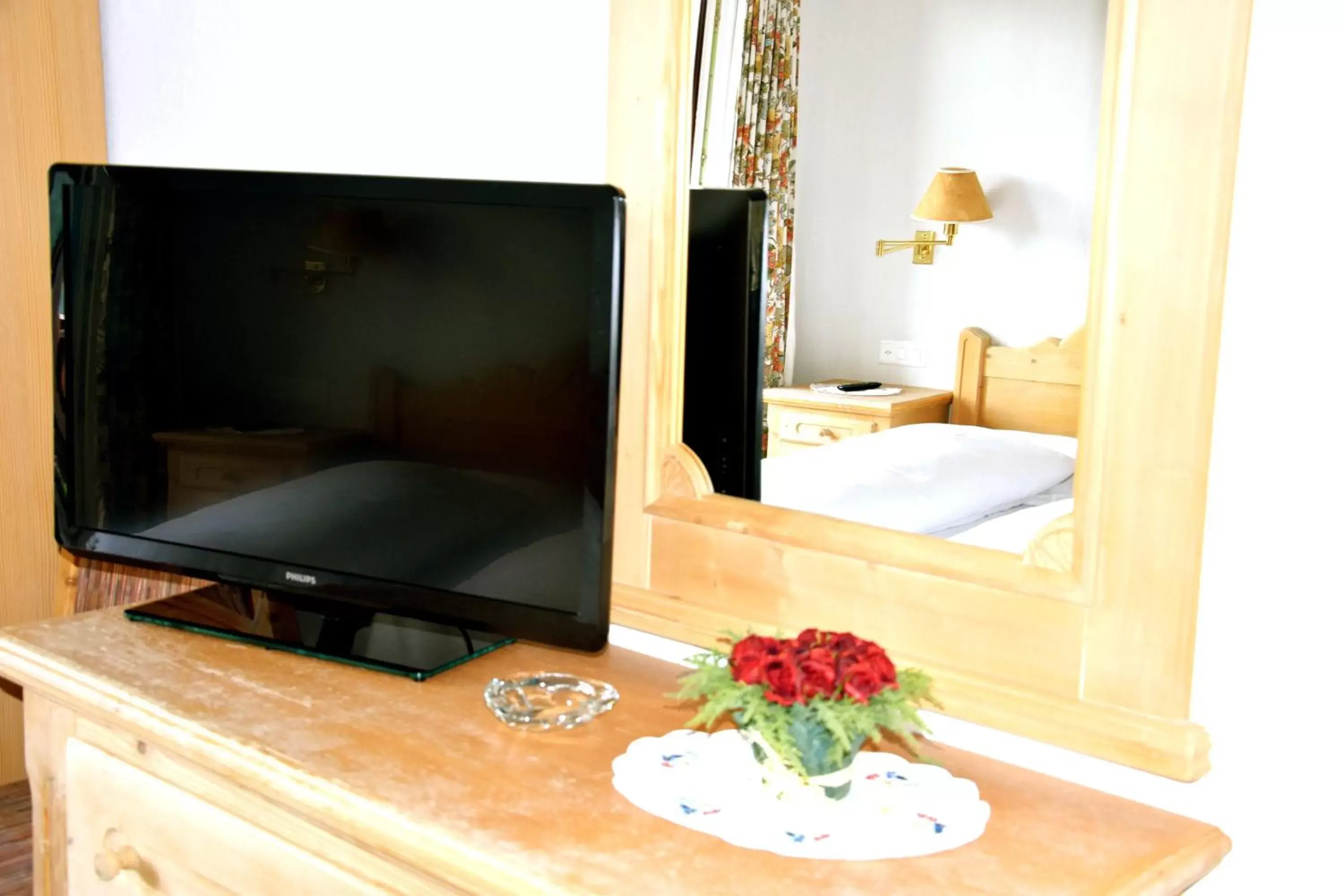 TV and multimedia, TV/Entertainment Center in Hotel Salastrains