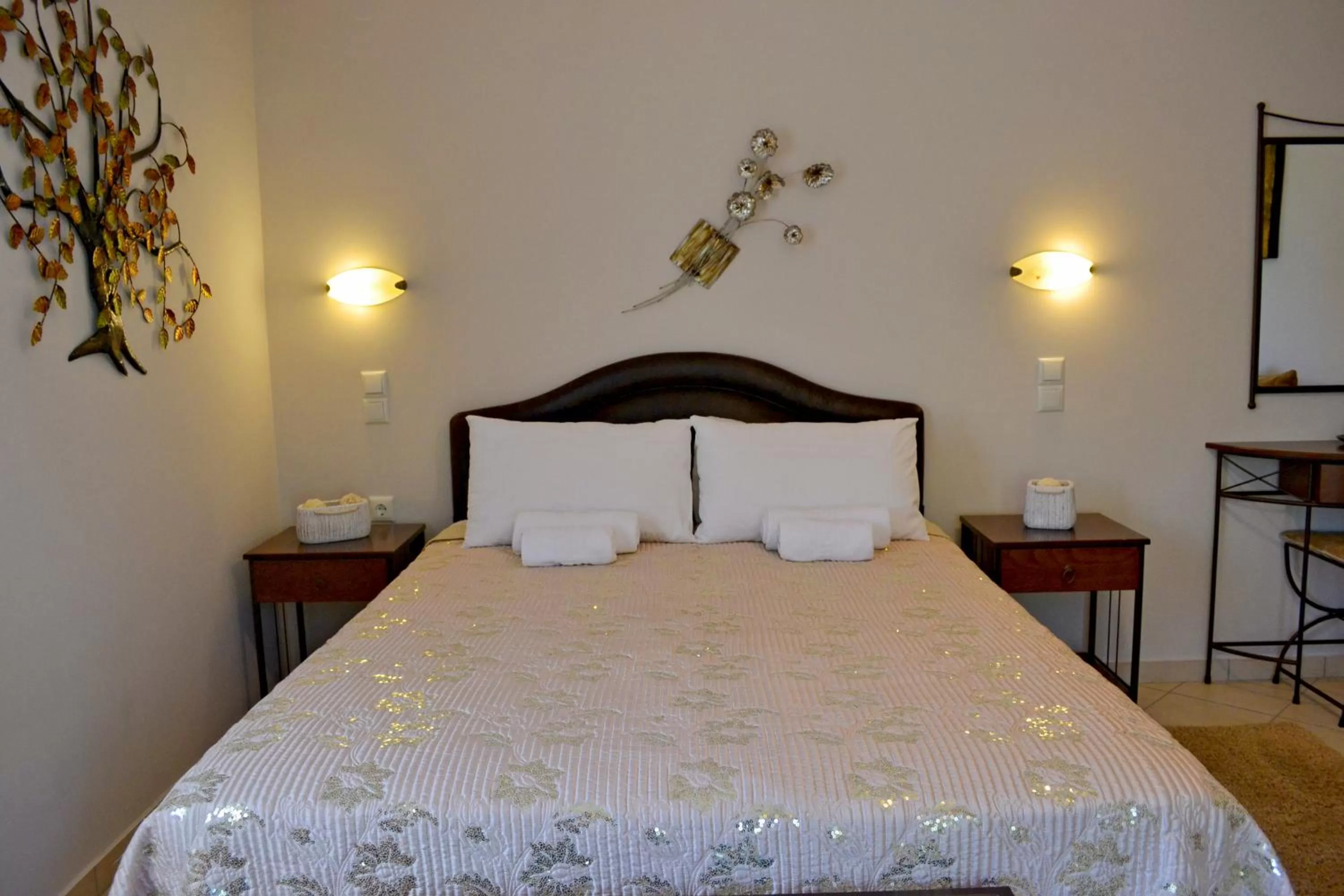 Photo of the whole room, Bed in Anesis