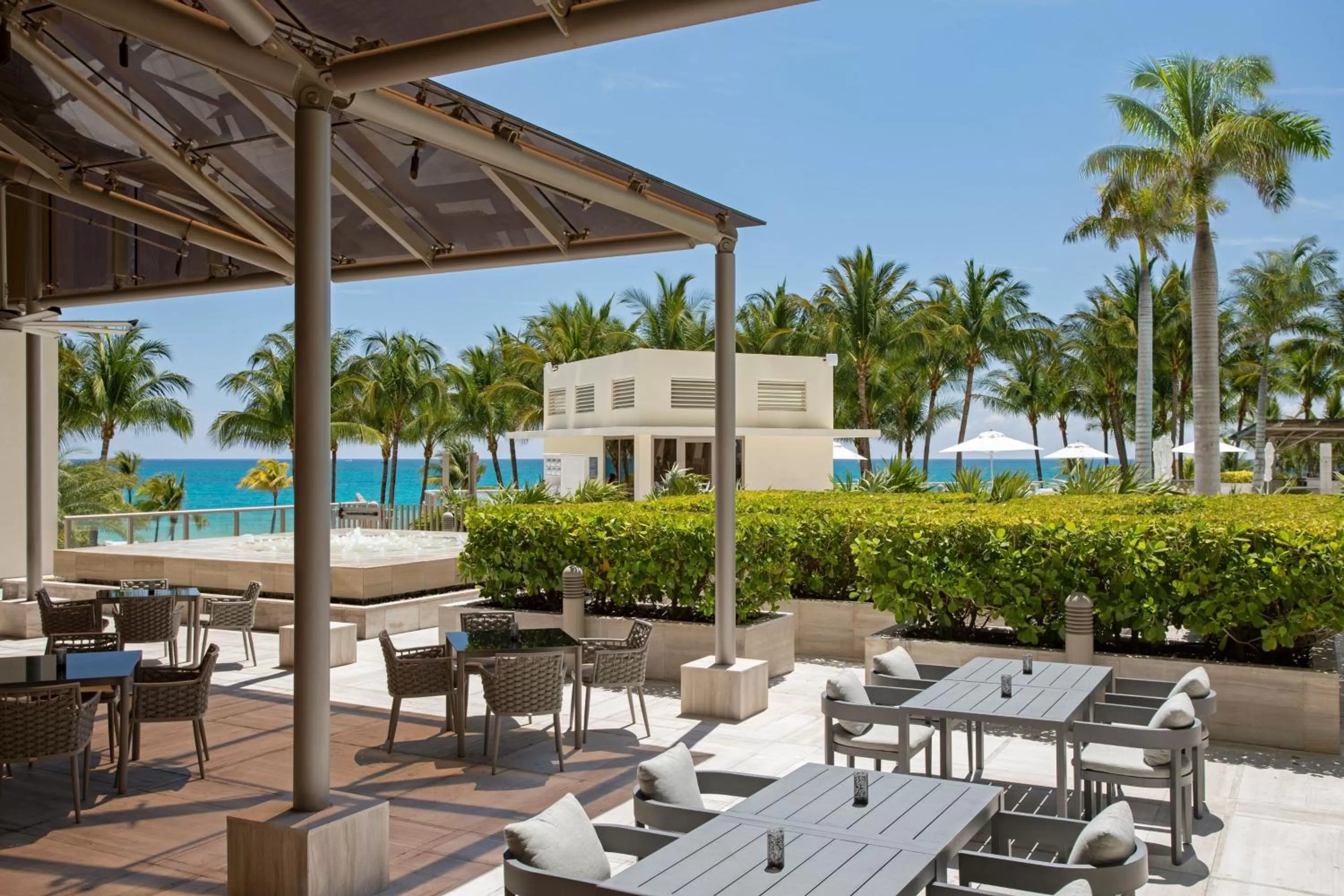 Lounge or bar in The St. Regis Bal Harbour Resort