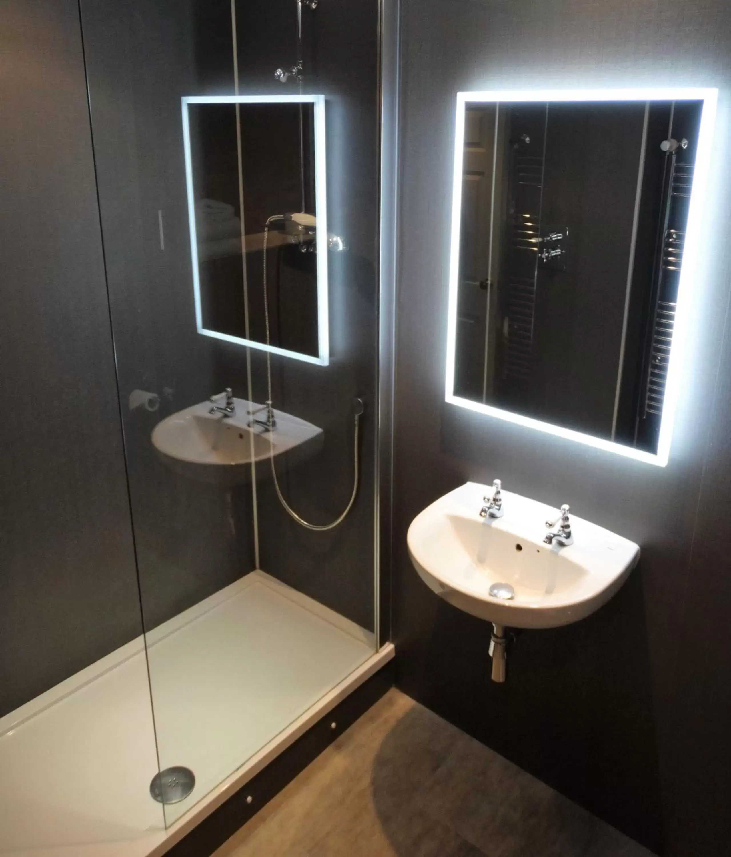 Bathroom in Cantley House Hotel - Wokingham
