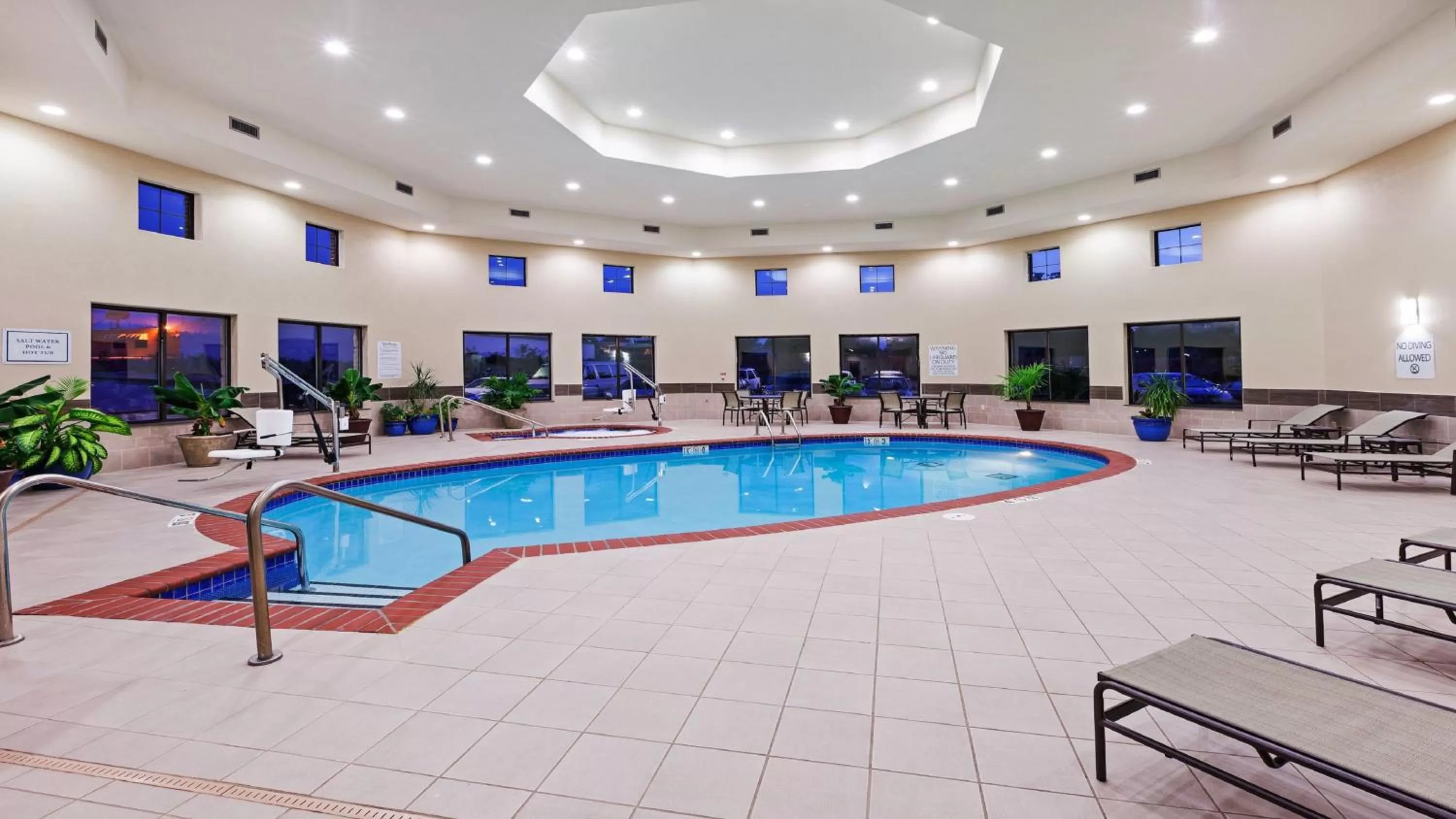 Swimming pool in Holiday Inn Express Hotel and Suites Duncan by IHG