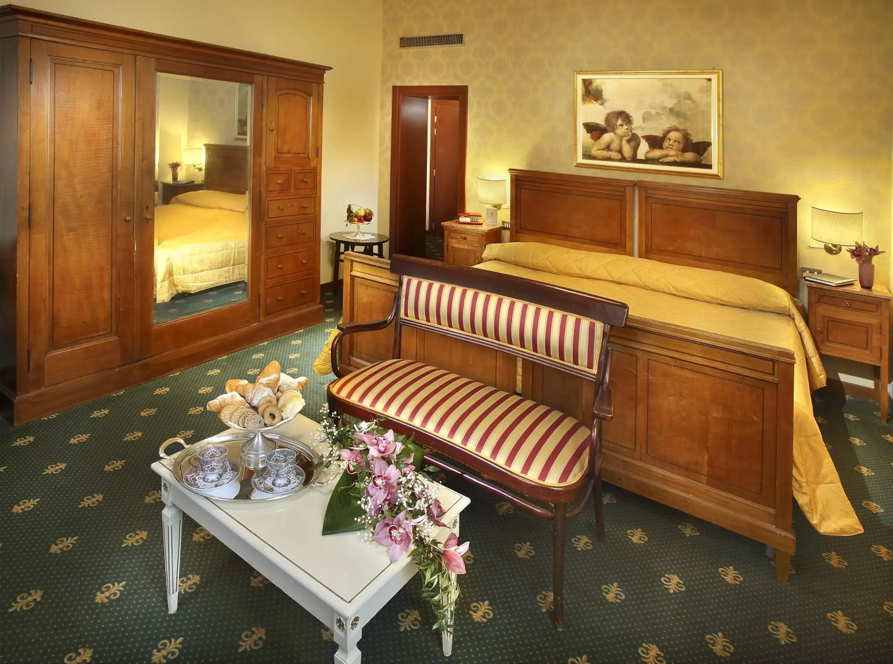 Photo of the whole room, Seating Area in Grand Hotel Plaza & Locanda Maggiore