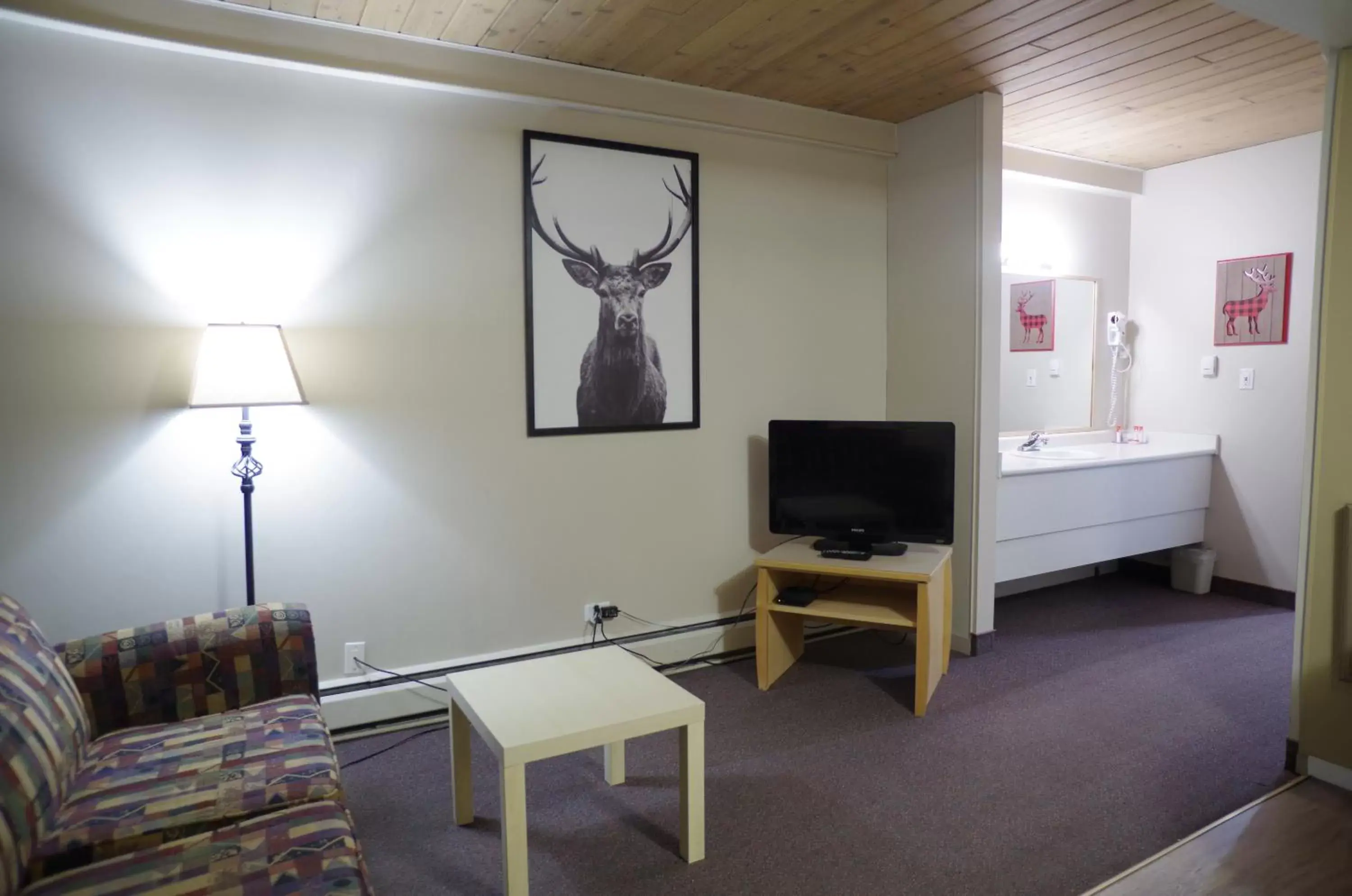 Living room, Seating Area in Canadas Best Value Inn and Suites Fernie