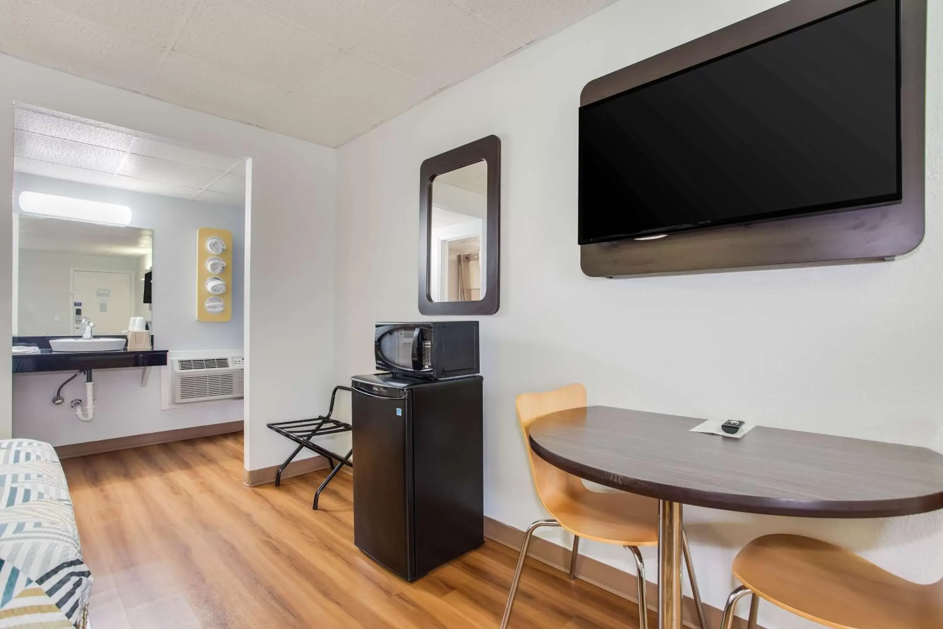 Photo of the whole room, TV/Entertainment Center in Motel 6-Walterboro, SC