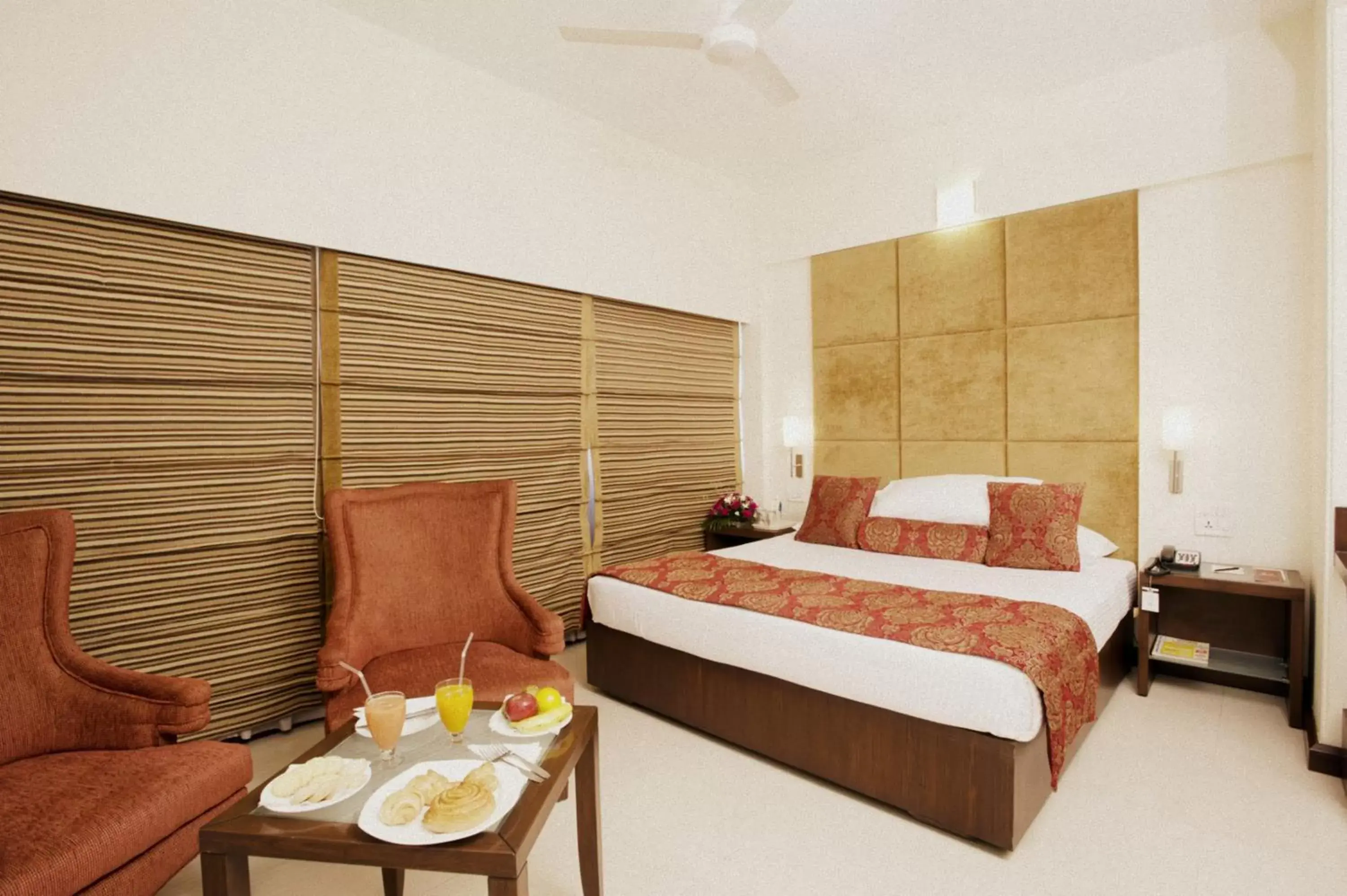 View (from property/room), Bed in Hotel Express Towers View (from property/room), Bed in Hotel Express Towers