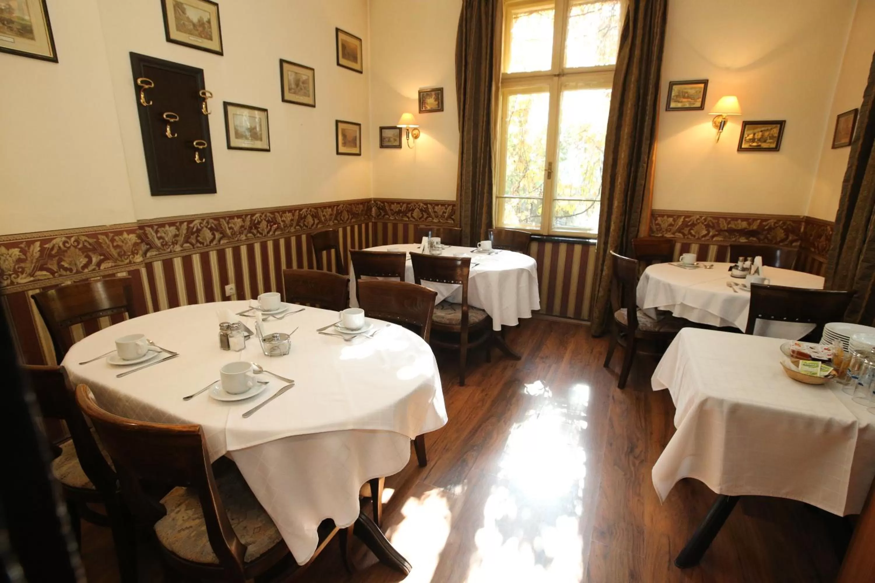 Restaurant/places to eat in Hotel & Restaurant The House