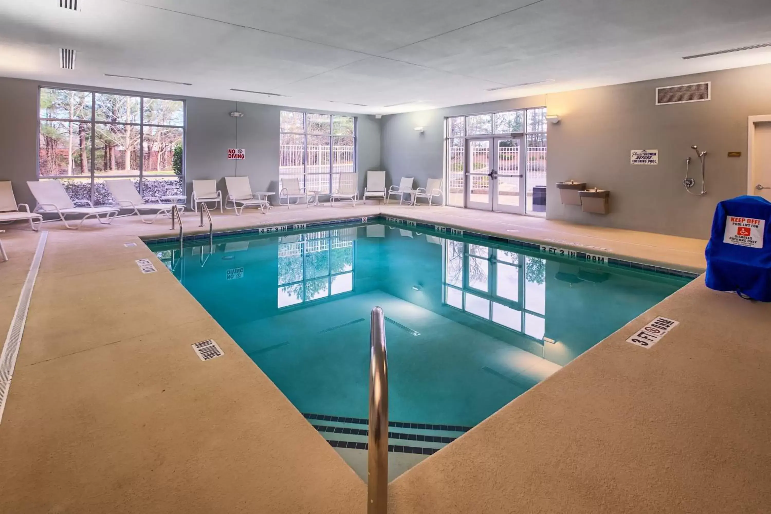Swimming Pool in Four Points by Sheraton Raleigh Durham Airport