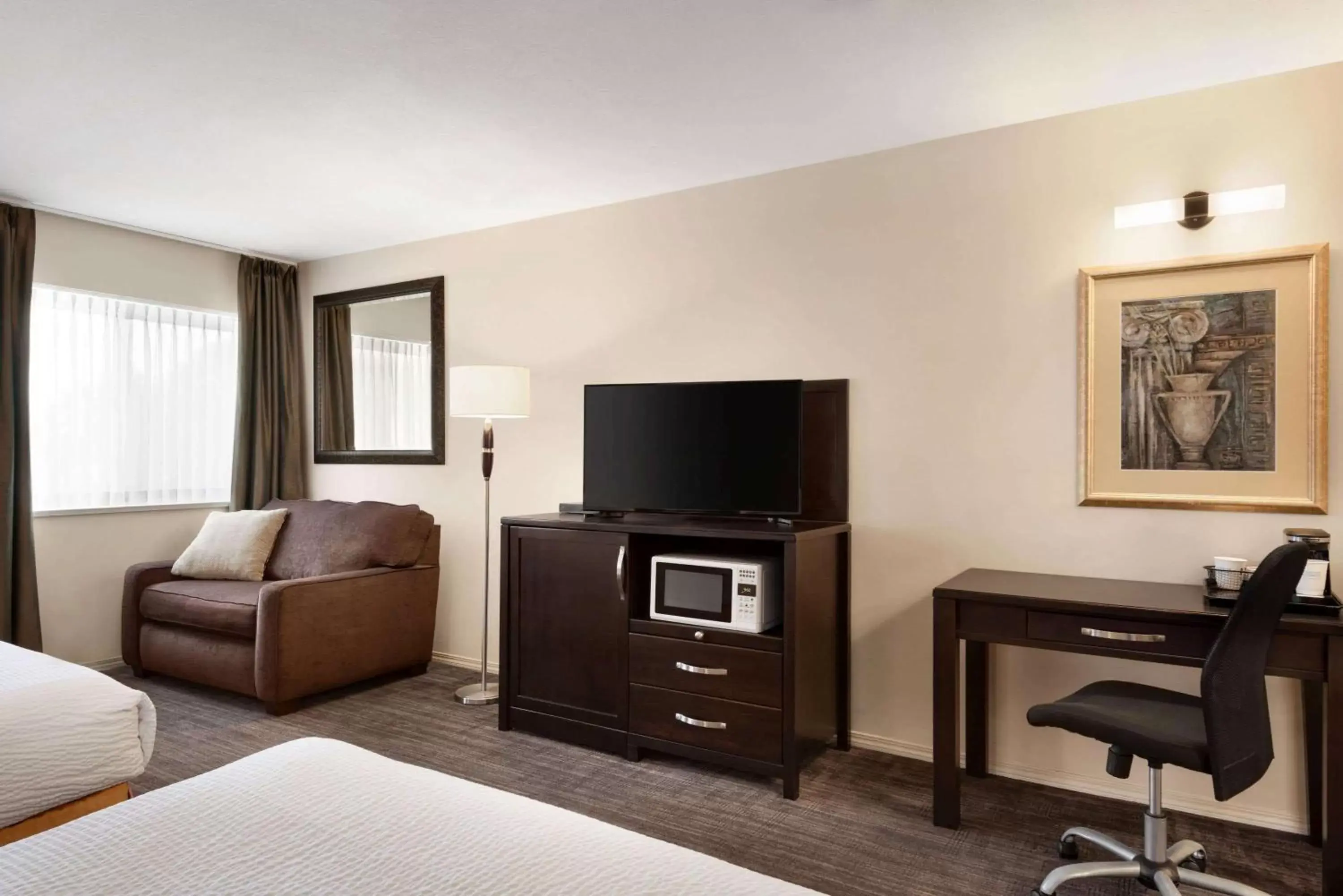 Photo of the whole room, TV/Entertainment Center in Days Inn by Wyndham Kelowna