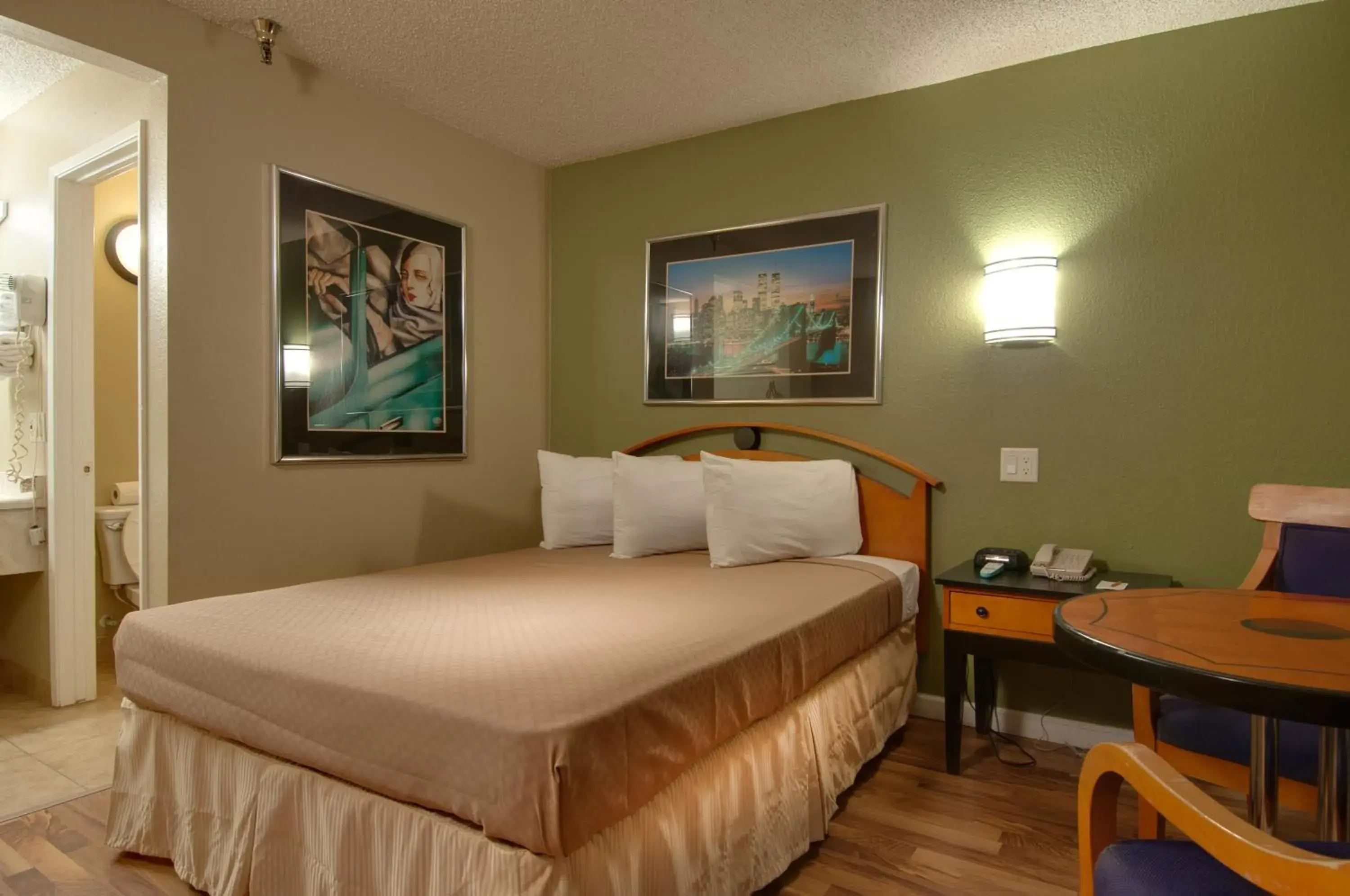 Bed, Room Photo in Vagabond Inn Bakersfield South