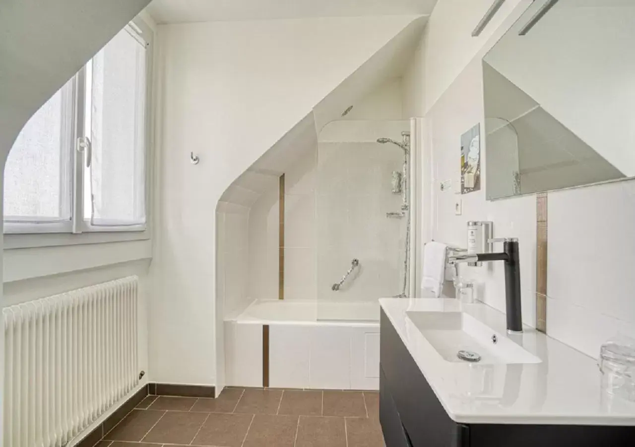 Bathroom in Best Western Le Vinci Loire Valley
