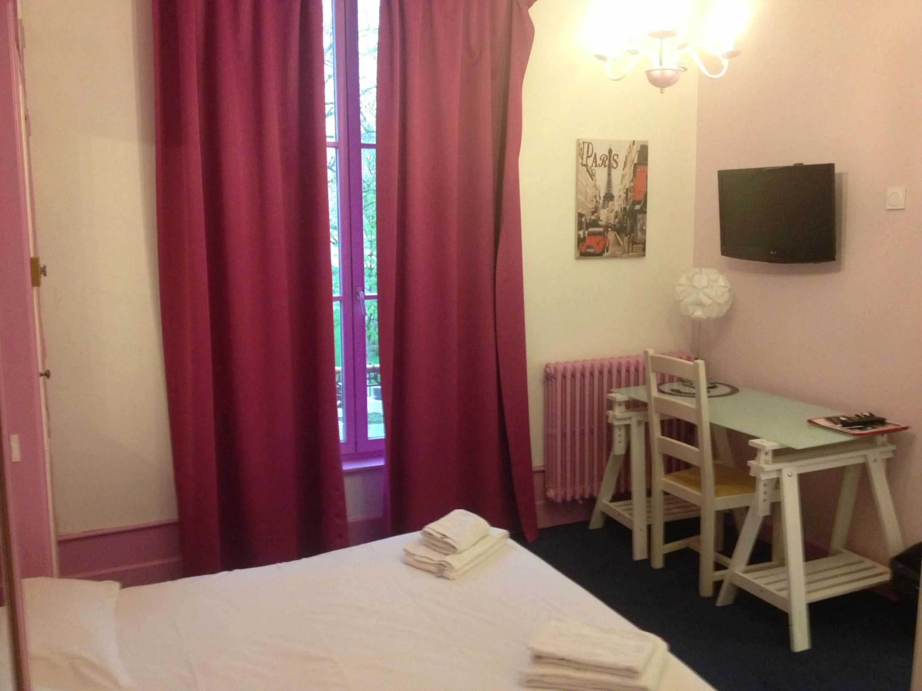 Photo of the whole room, Bed in Hotel Couleurs Sud Centre-ville Gare Charleville-Mézières
