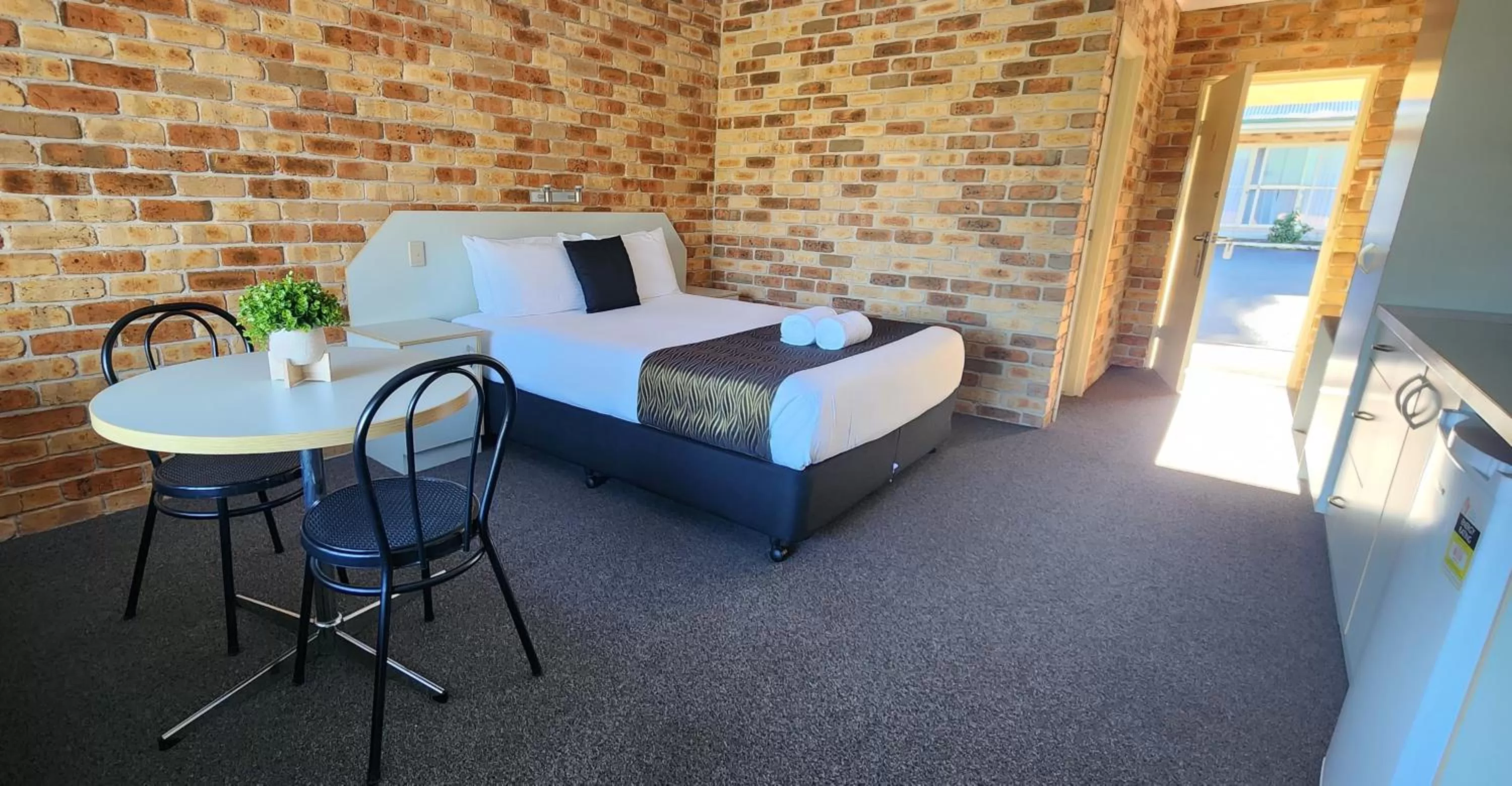 Bed in Golf Club Motor Inn Wingham