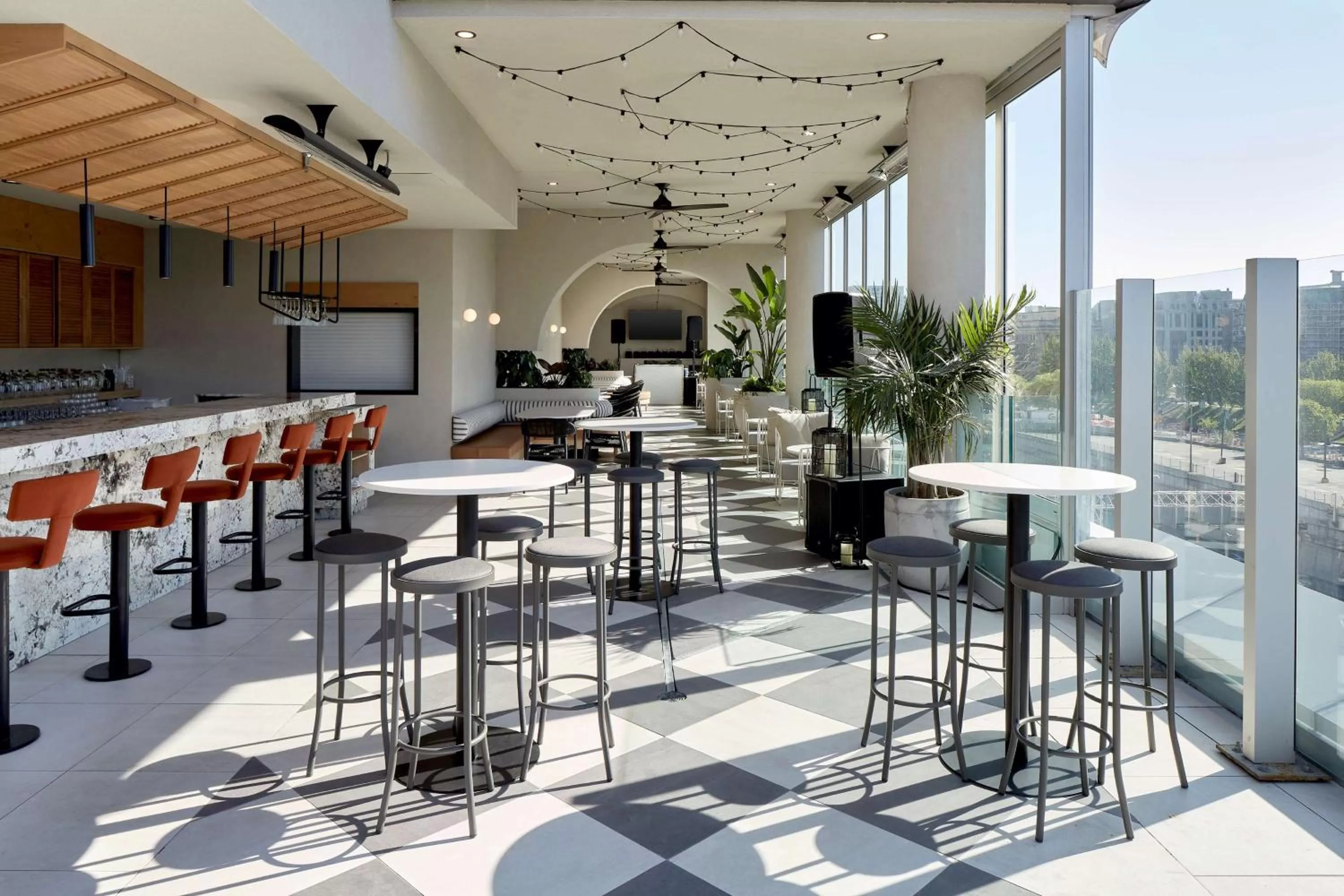 Lounge or bar in Homewood Suites By Hilton Montreal Downtown