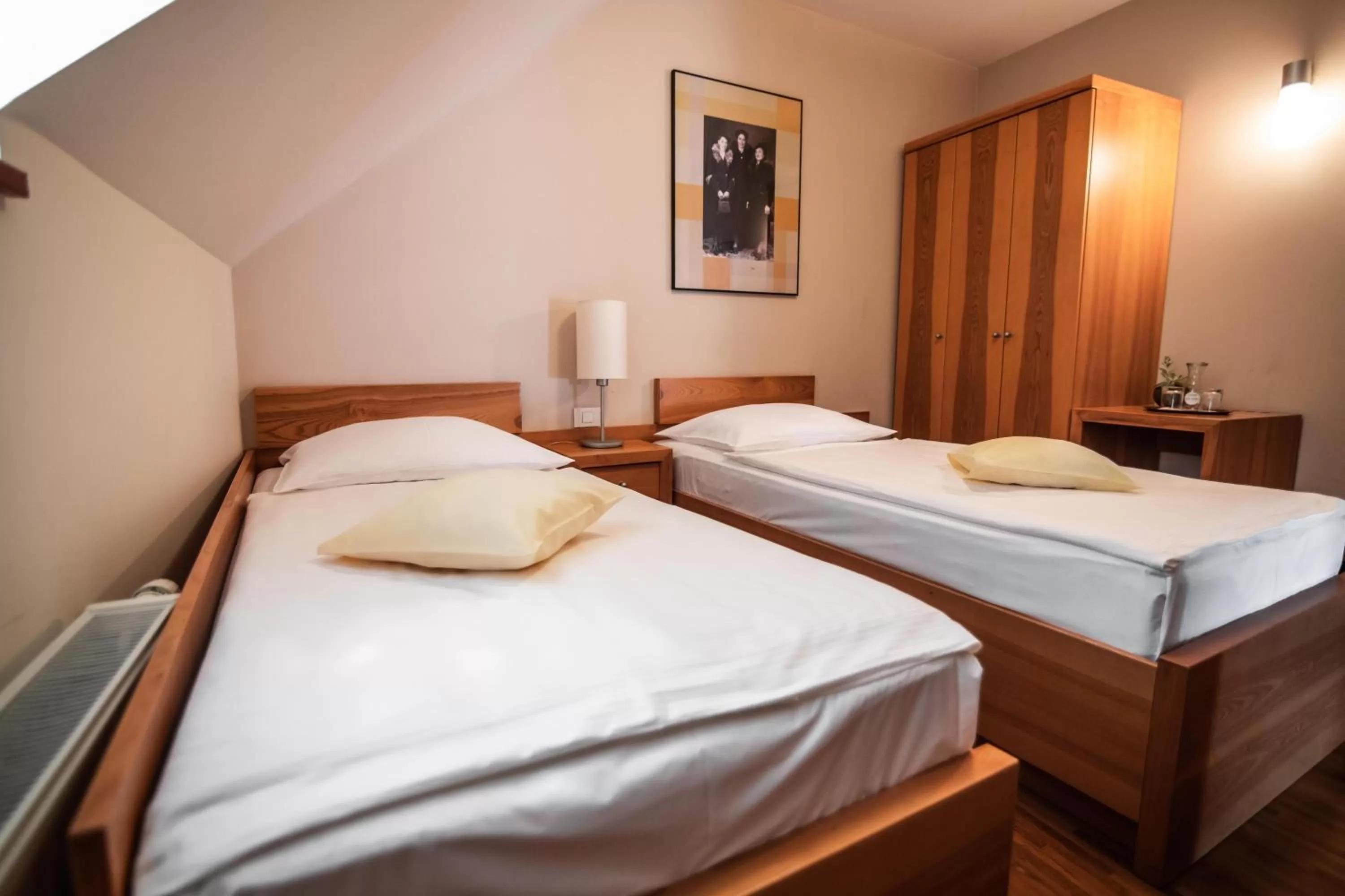 Bed in Hotel Dvor Jezersek Brnik