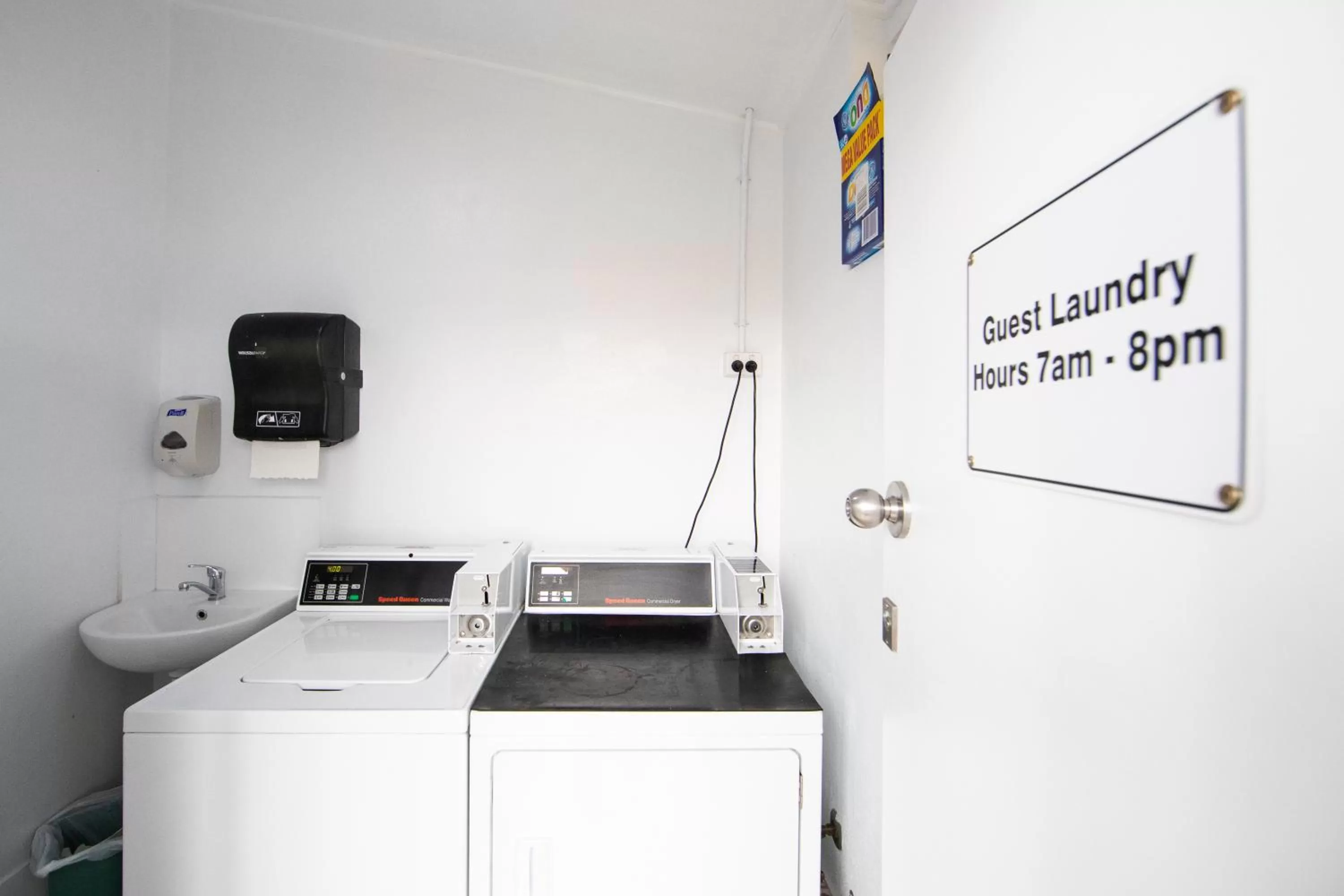 Area and facilities in New England Motor Lodge