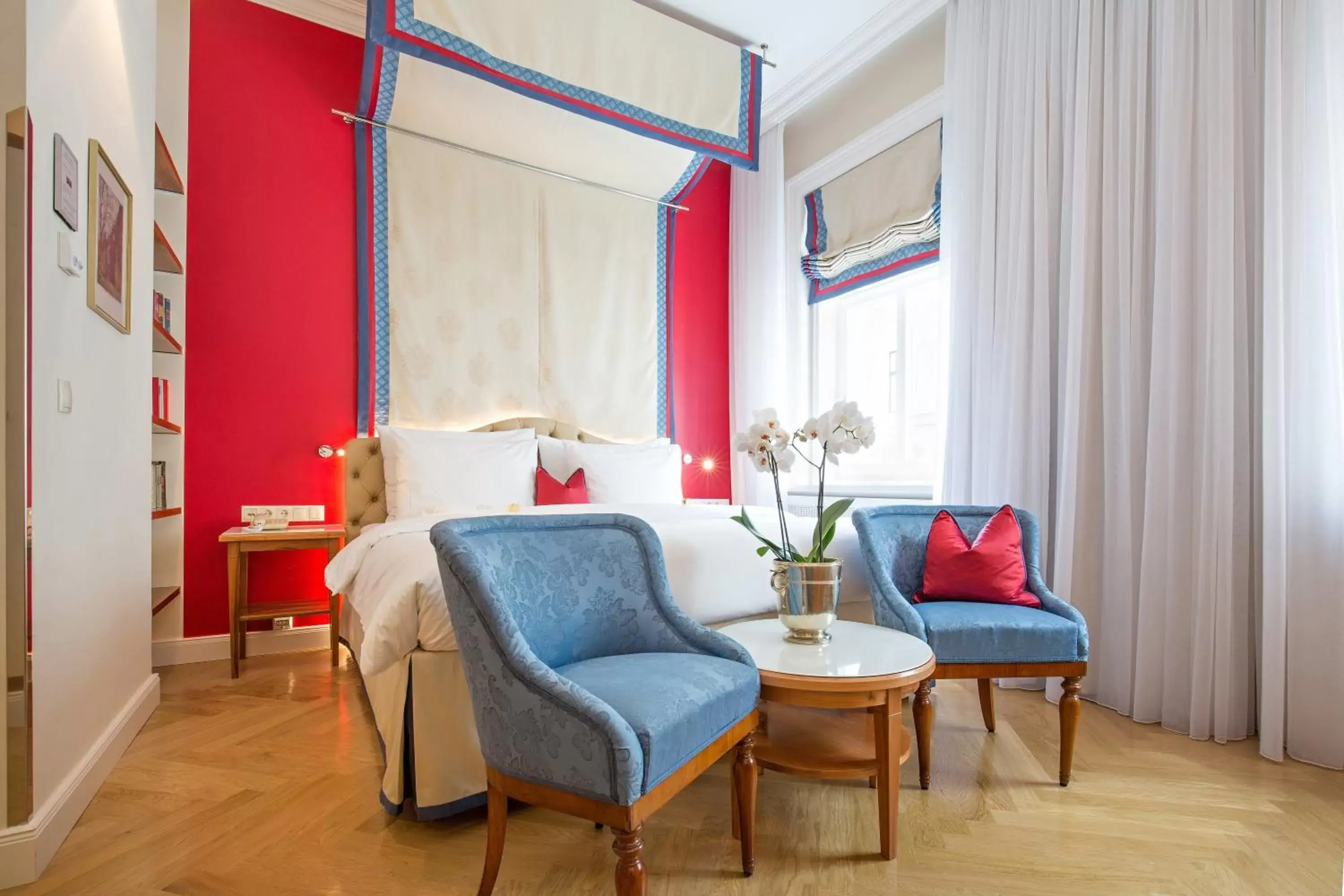 Photo of the whole room, Seating Area in Hotel Kaiserhof Wien