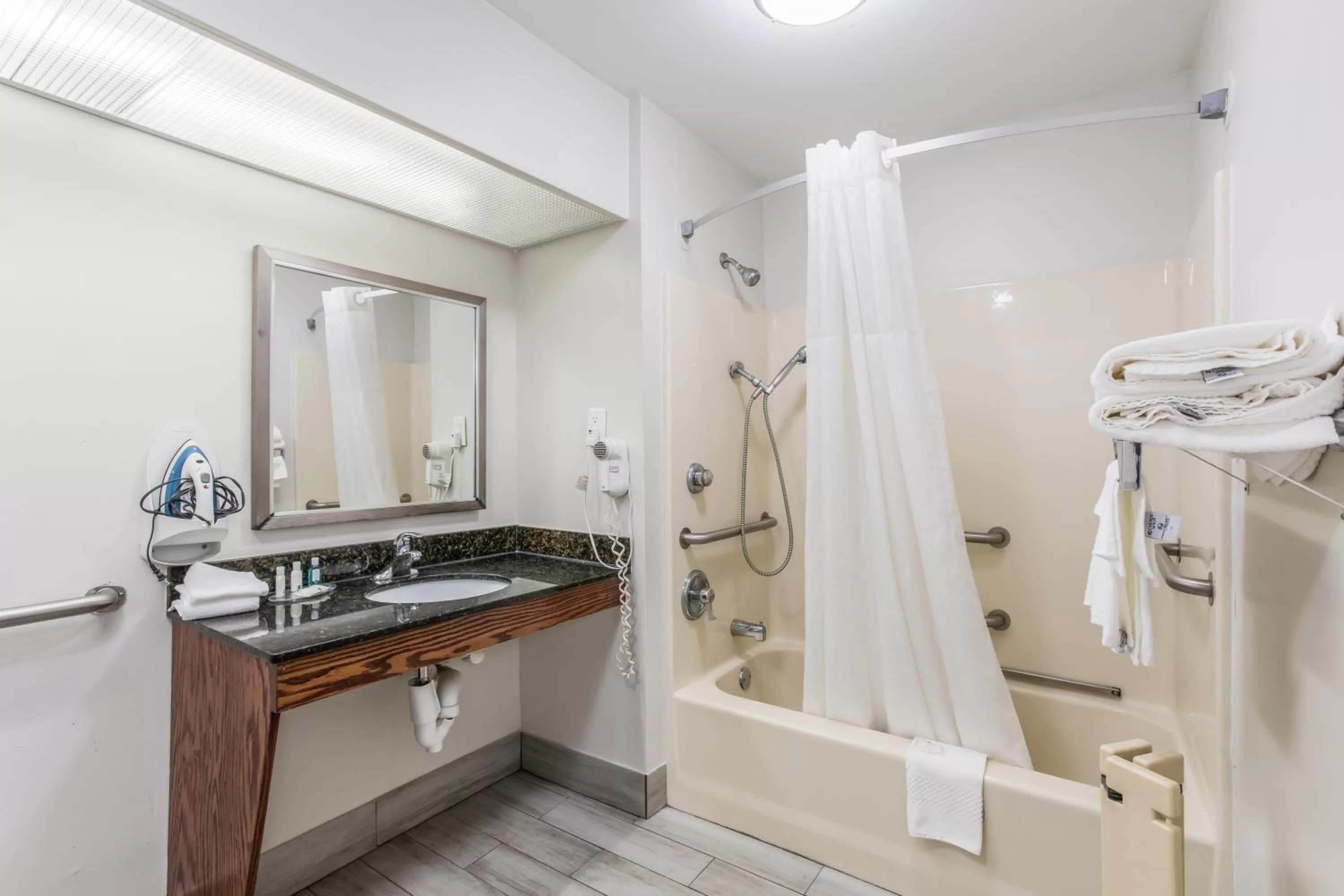 Shower in Quality Inn Gallatin-Nashville Metro
