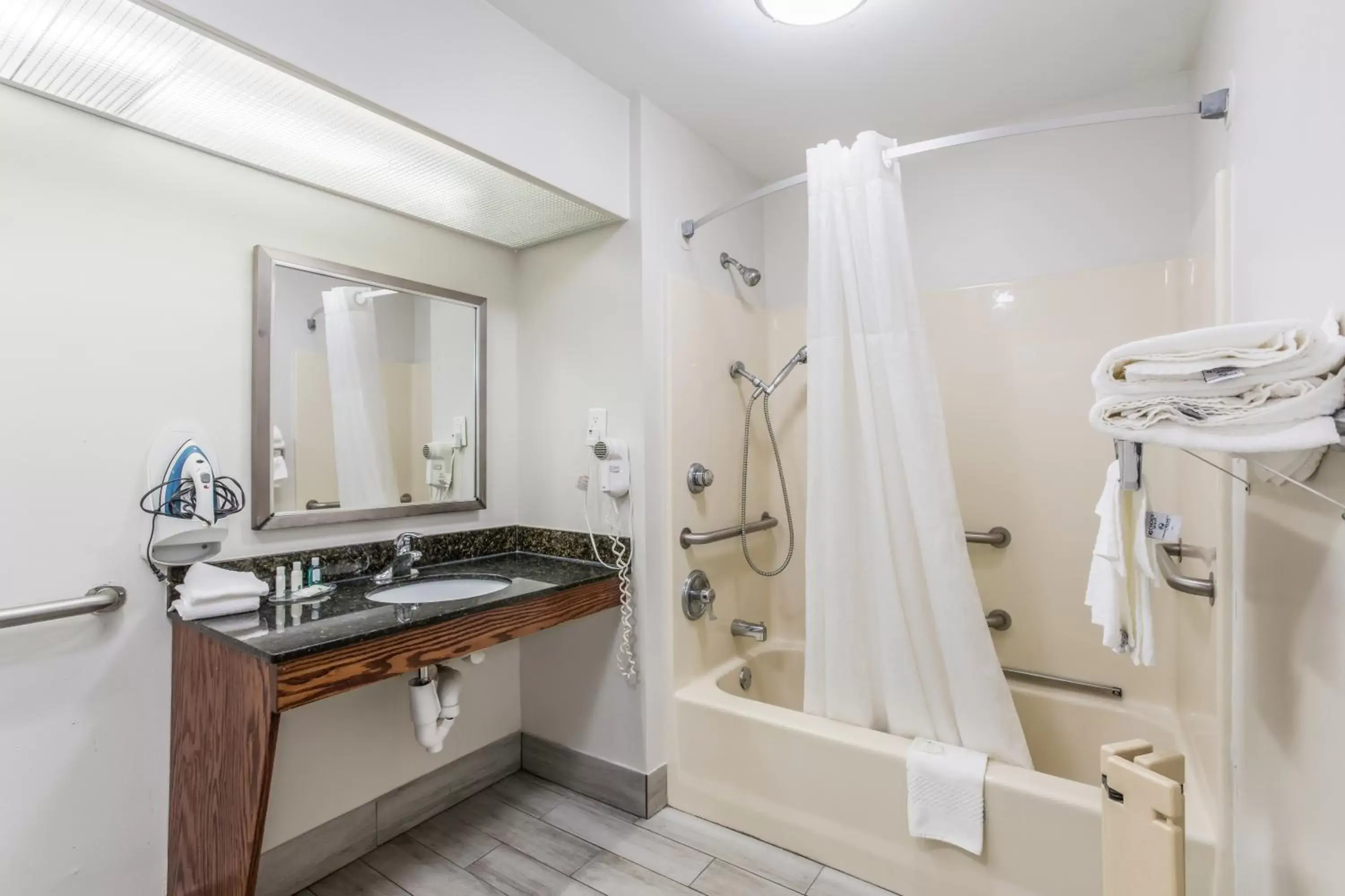 Bathroom in Quality Inn Gallatin-Nashville Metro