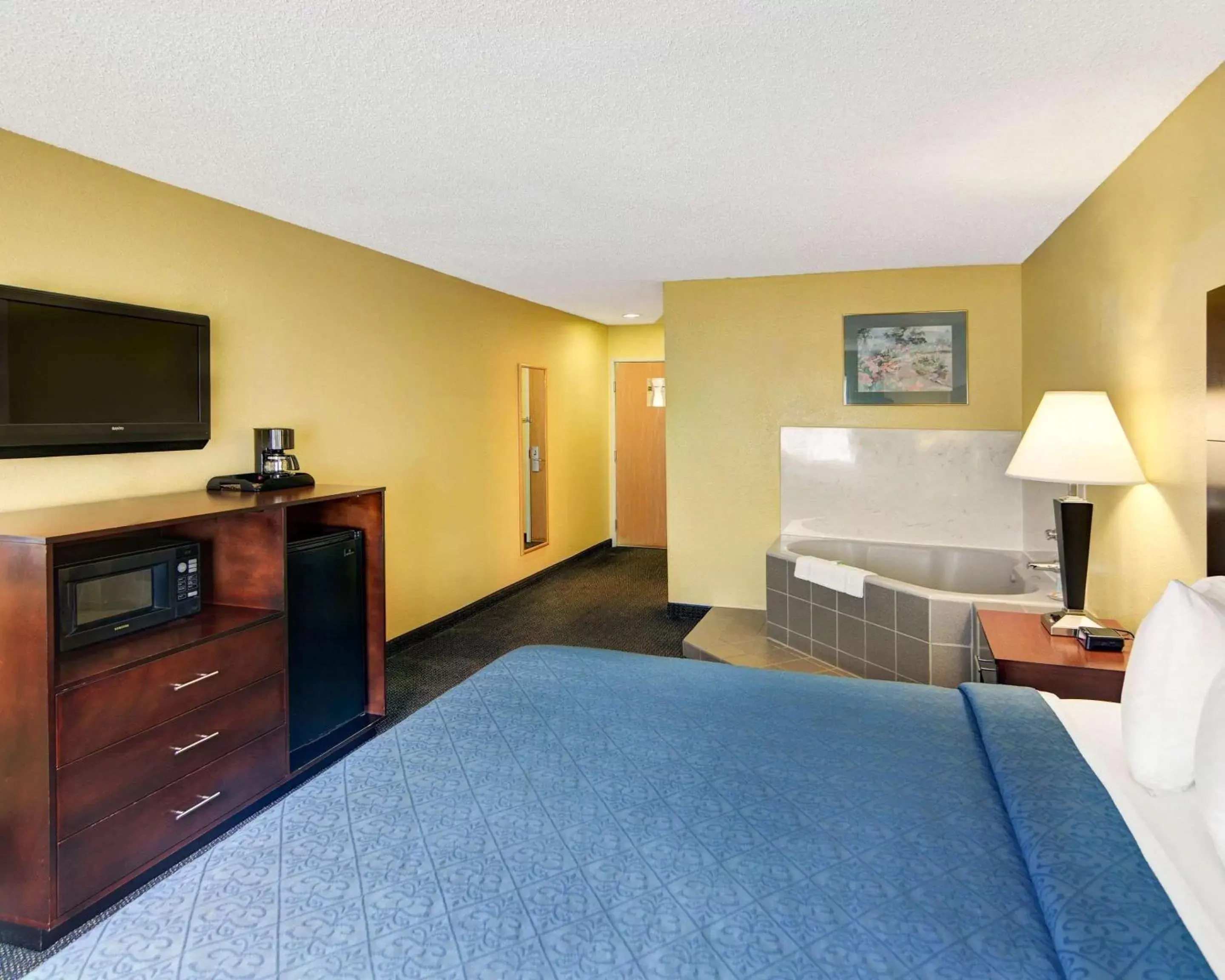 Photo of the whole room, Bed in Quality Inn & Suites Grand Prairie