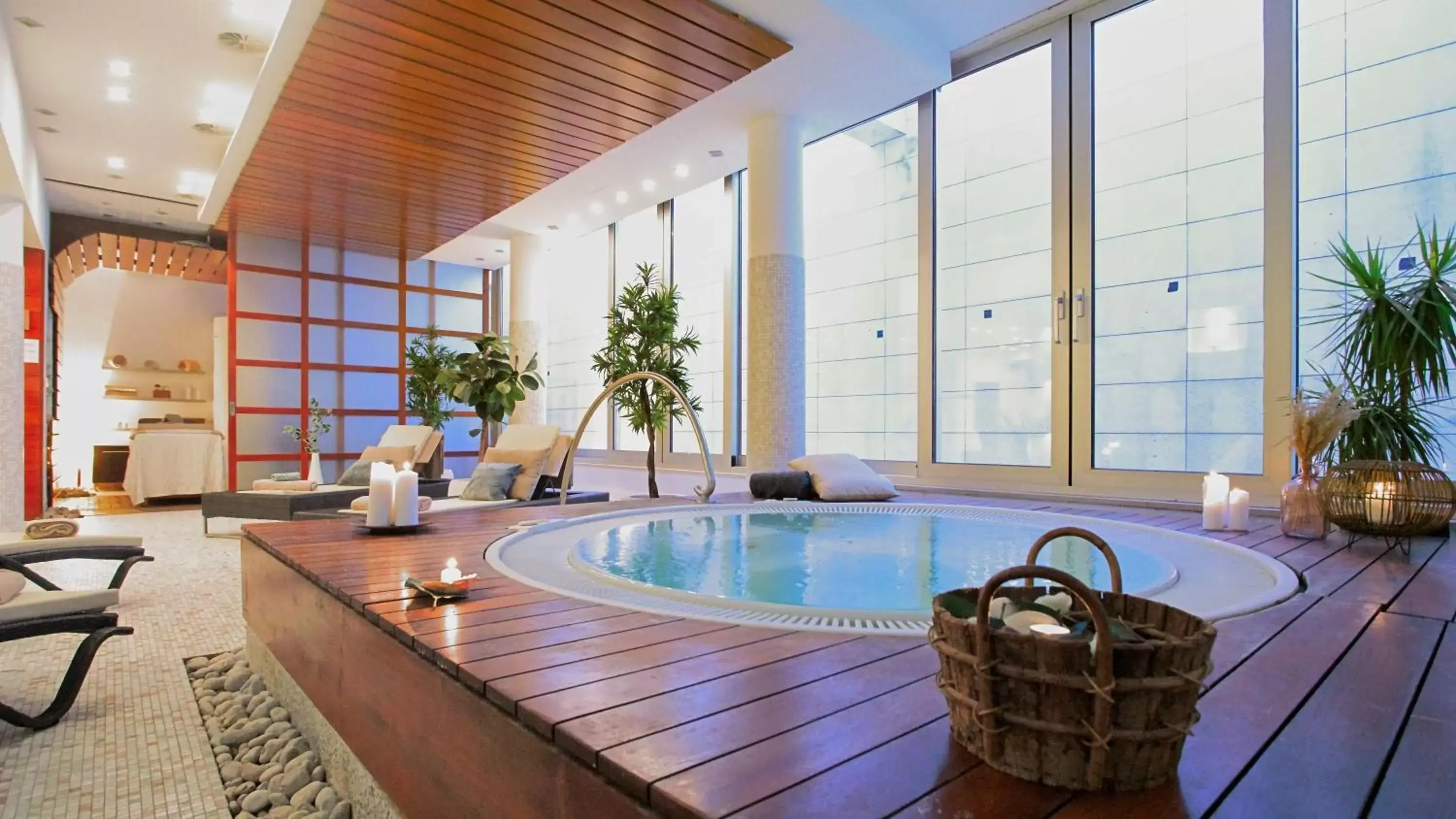 Hot Tub, Swimming Pool in Hotel Uvala