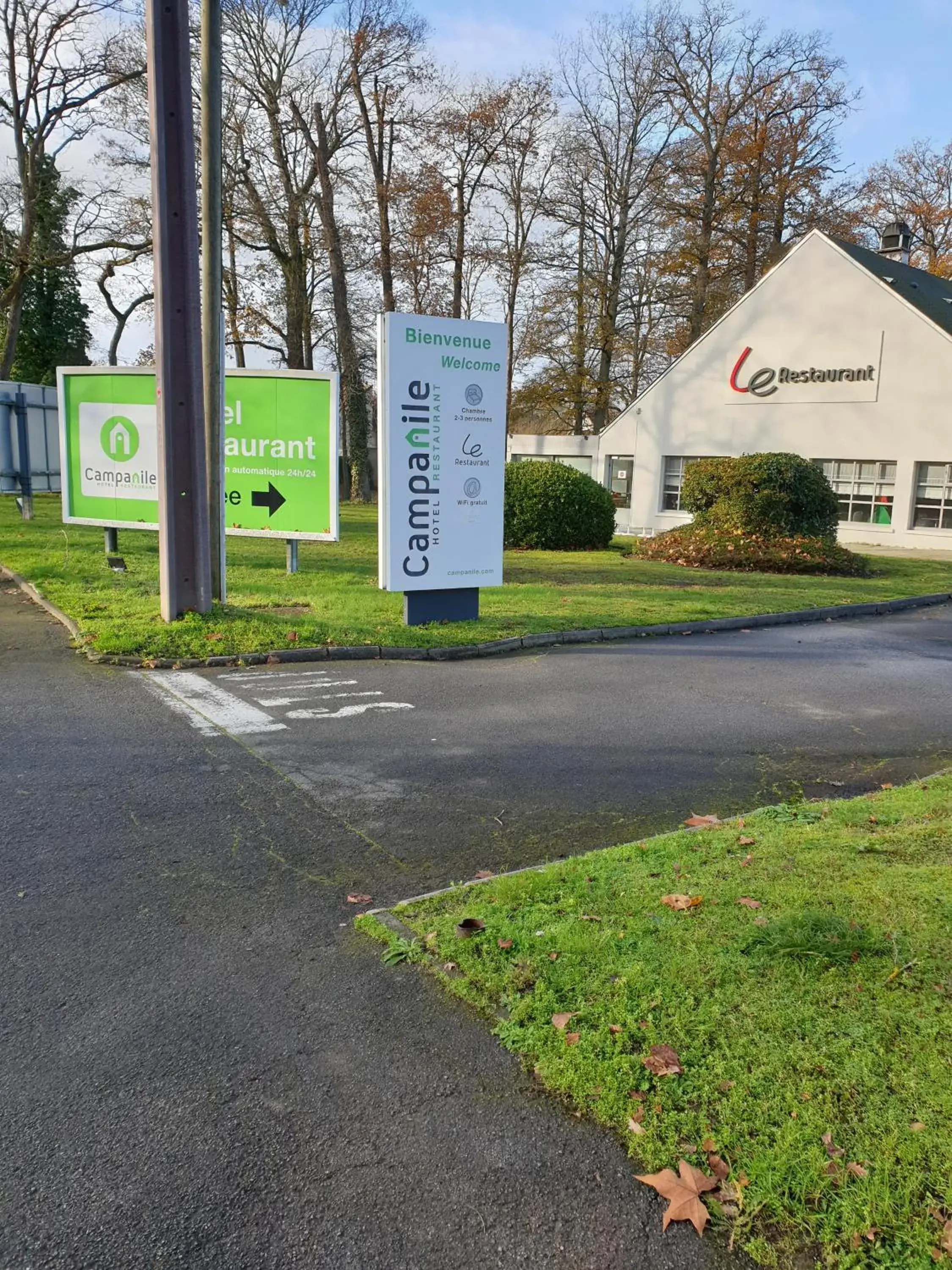 Facade/entrance, Property Logo/Sign in Campanile Hotel Compiegne