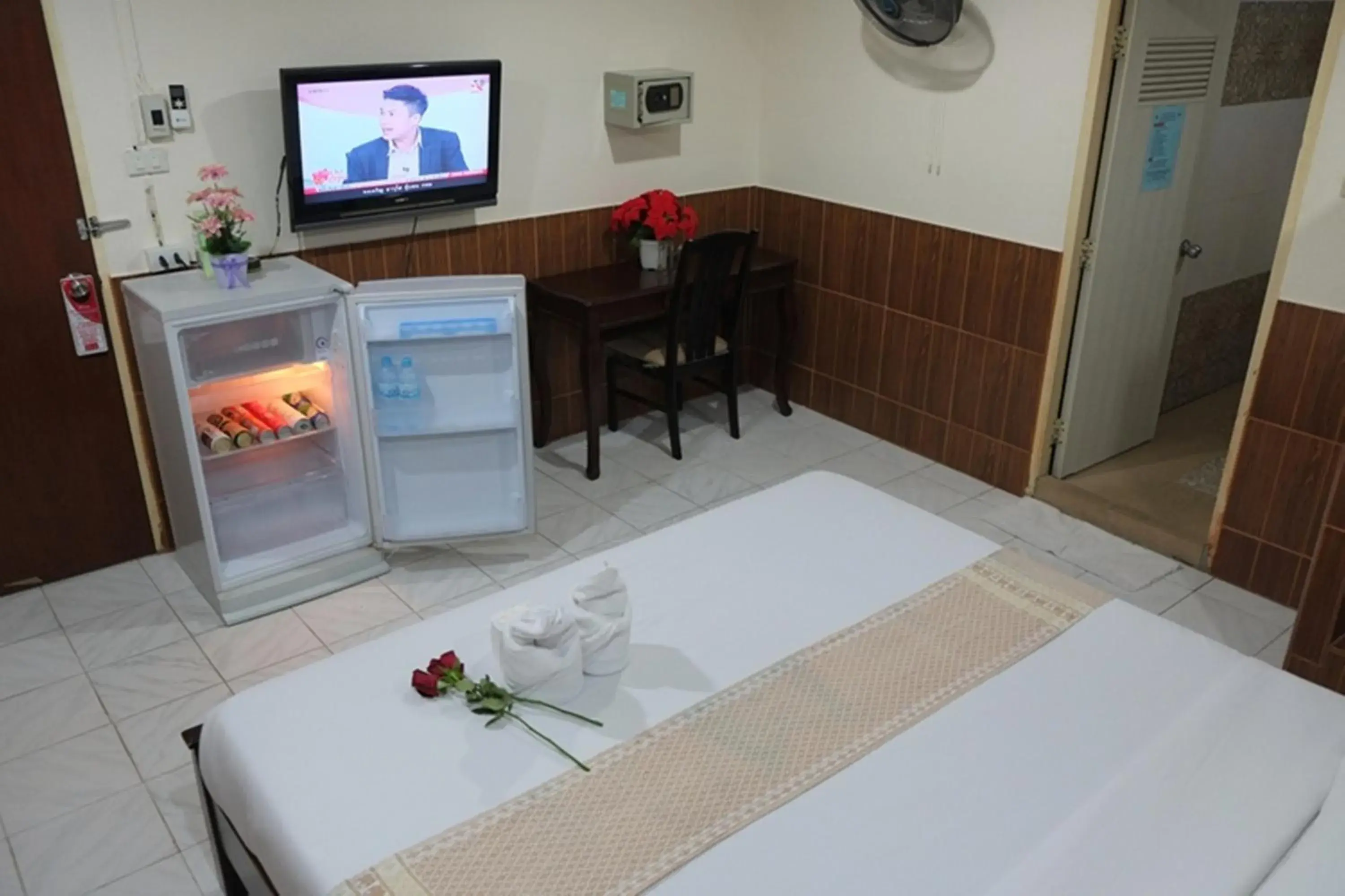 Bed, TV/Entertainment Center in The Siam Guest House (SHA Extra Plus)