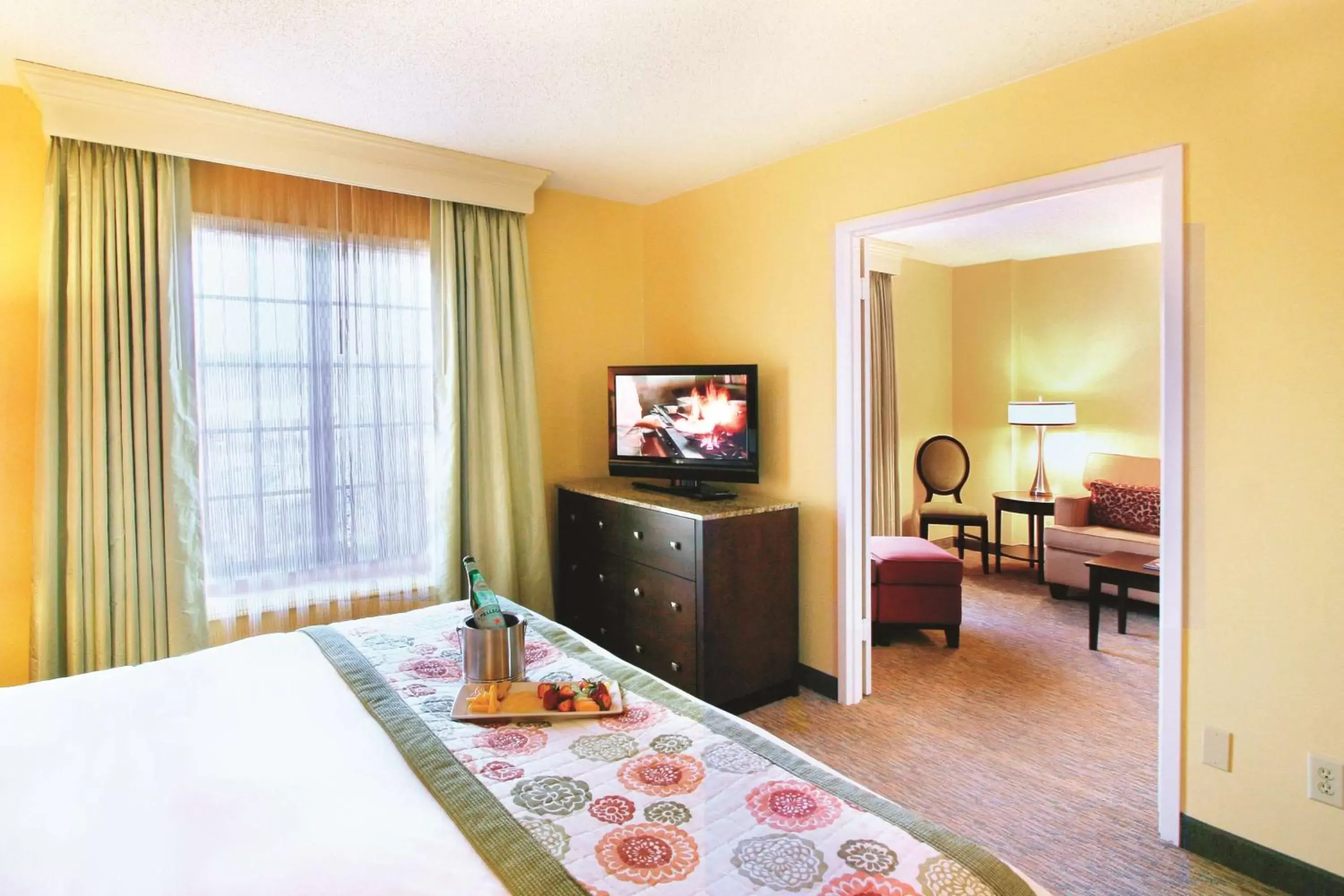 Bed, TV/Entertainment Center in Doubletree Suites by Hilton at The Battery Atlanta