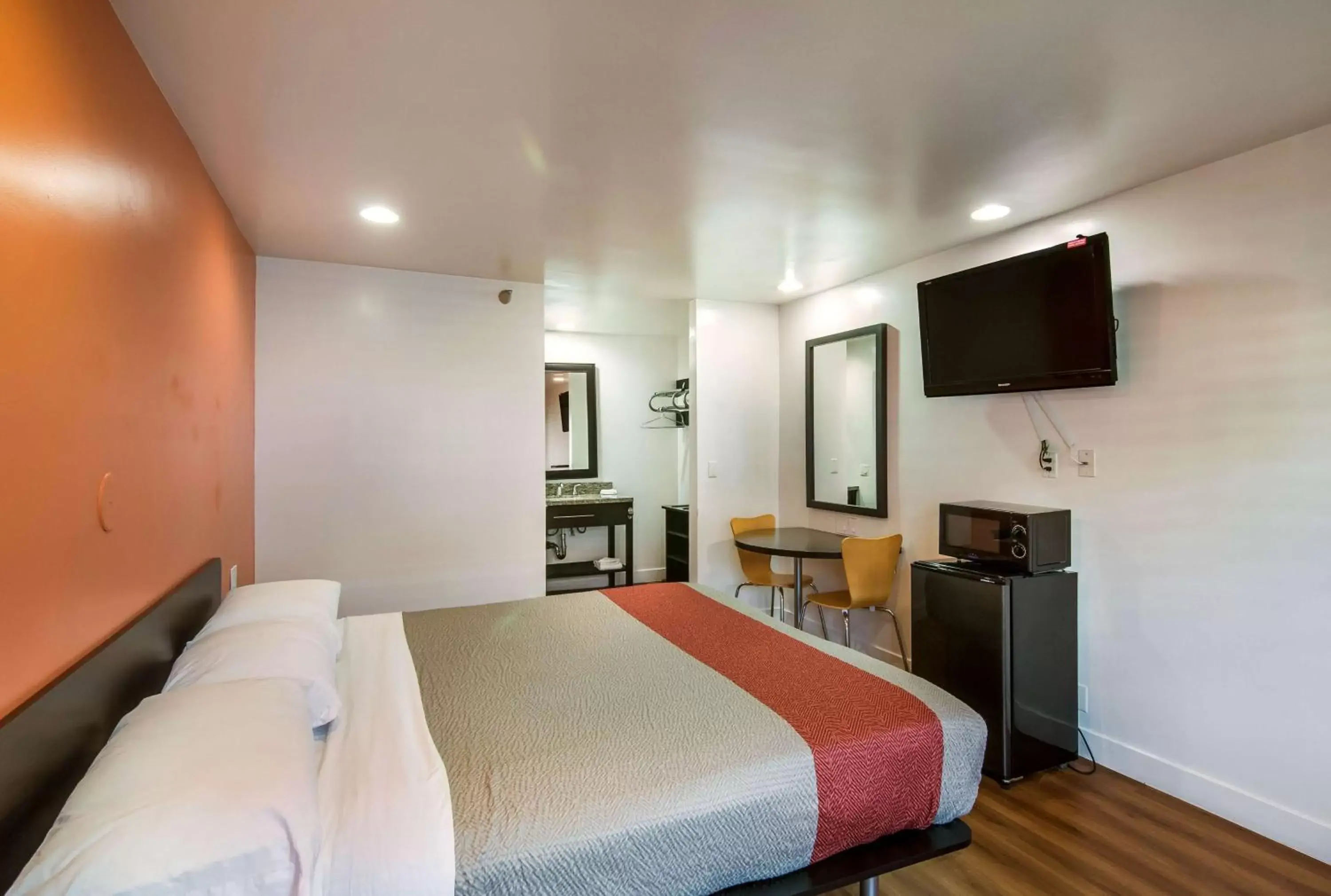 TV and multimedia, Bed in Motel 6 Monterey Park